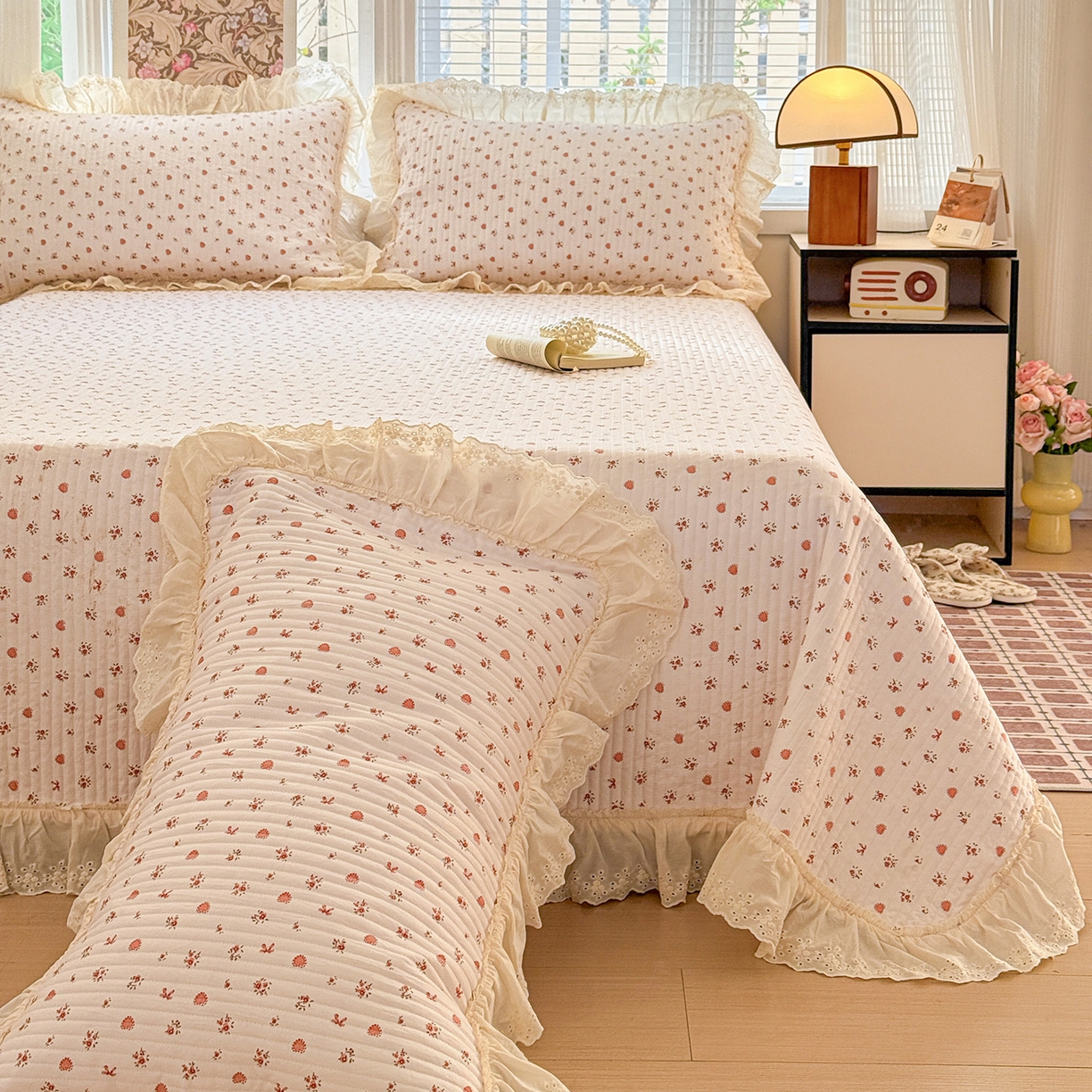 91家纺网 家纺一手货源 找家纺 亨通家纺 2026新款古法水洗棉花边夹棉床盖单床盖床盖单件 少女茶会红