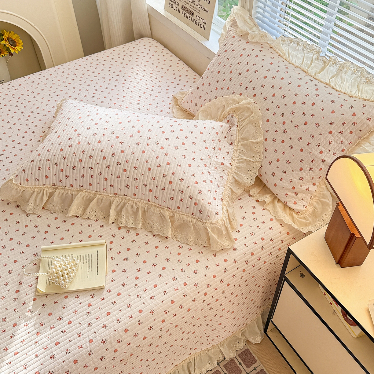 91家纺网 家纺一手货源 找家纺 亨通家纺 2026新款古法水洗棉花边夹棉床盖单床盖床盖单件 少女茶会红