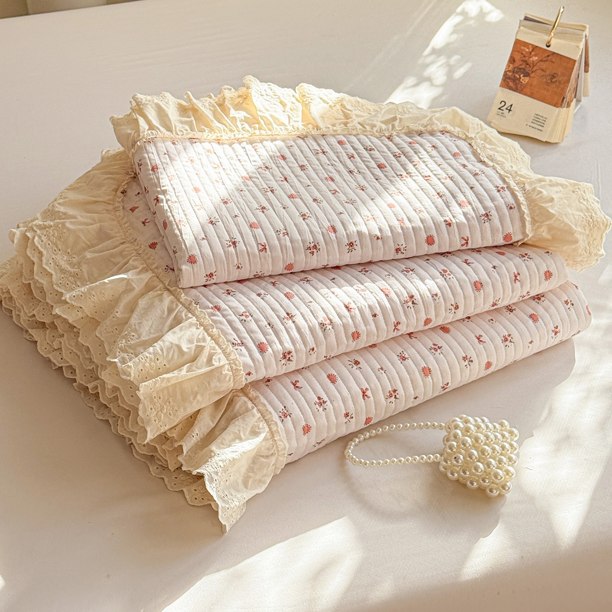 91家纺网 家纺一手货源 找家纺 亨通家纺 2026新款古法水洗棉花边夹棉床盖单床盖床盖单件 少女茶会红