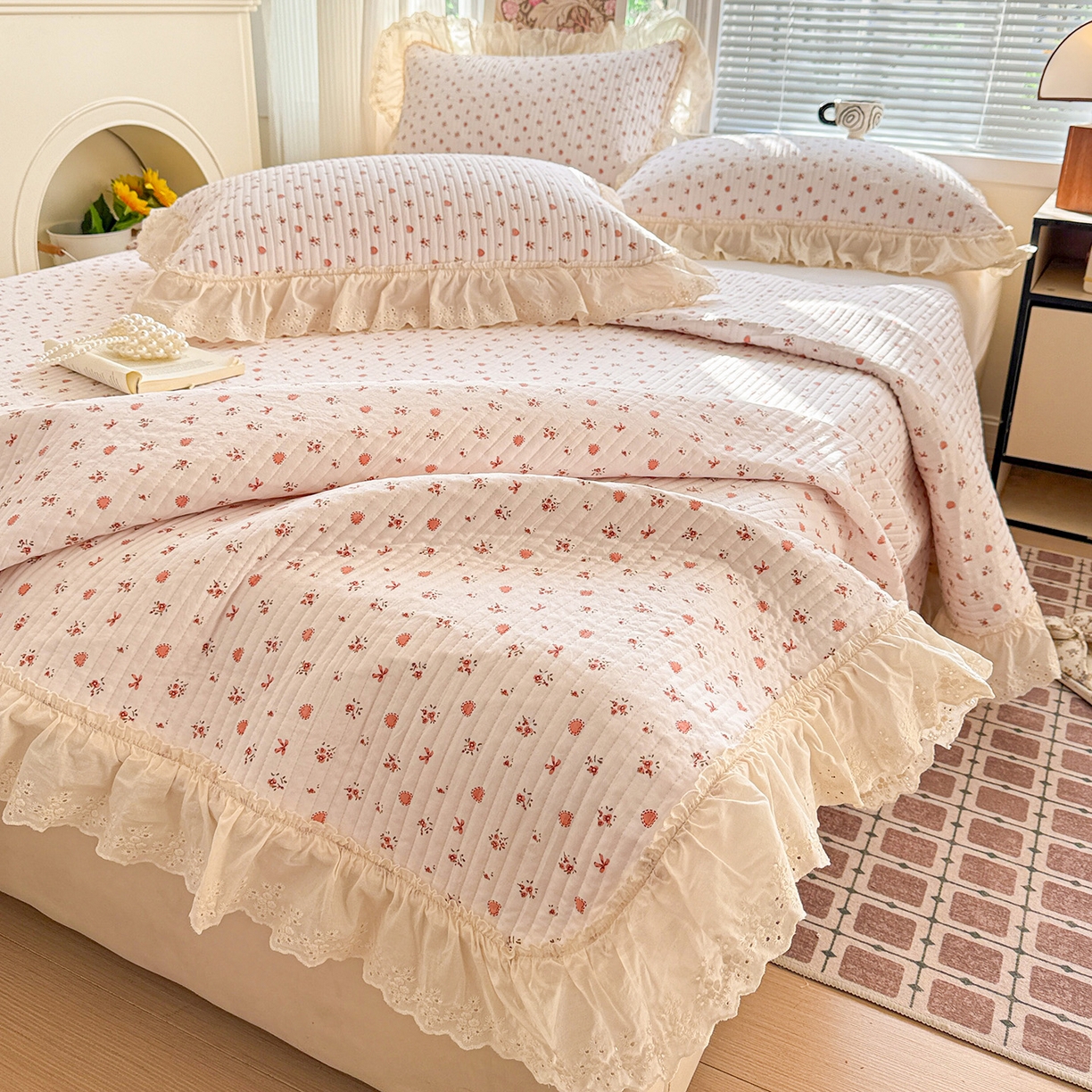 91家纺网 家纺一手货源 找家纺 亨通家纺 2026新款古法水洗棉花边夹棉床盖单床盖床盖单件 少女茶会红