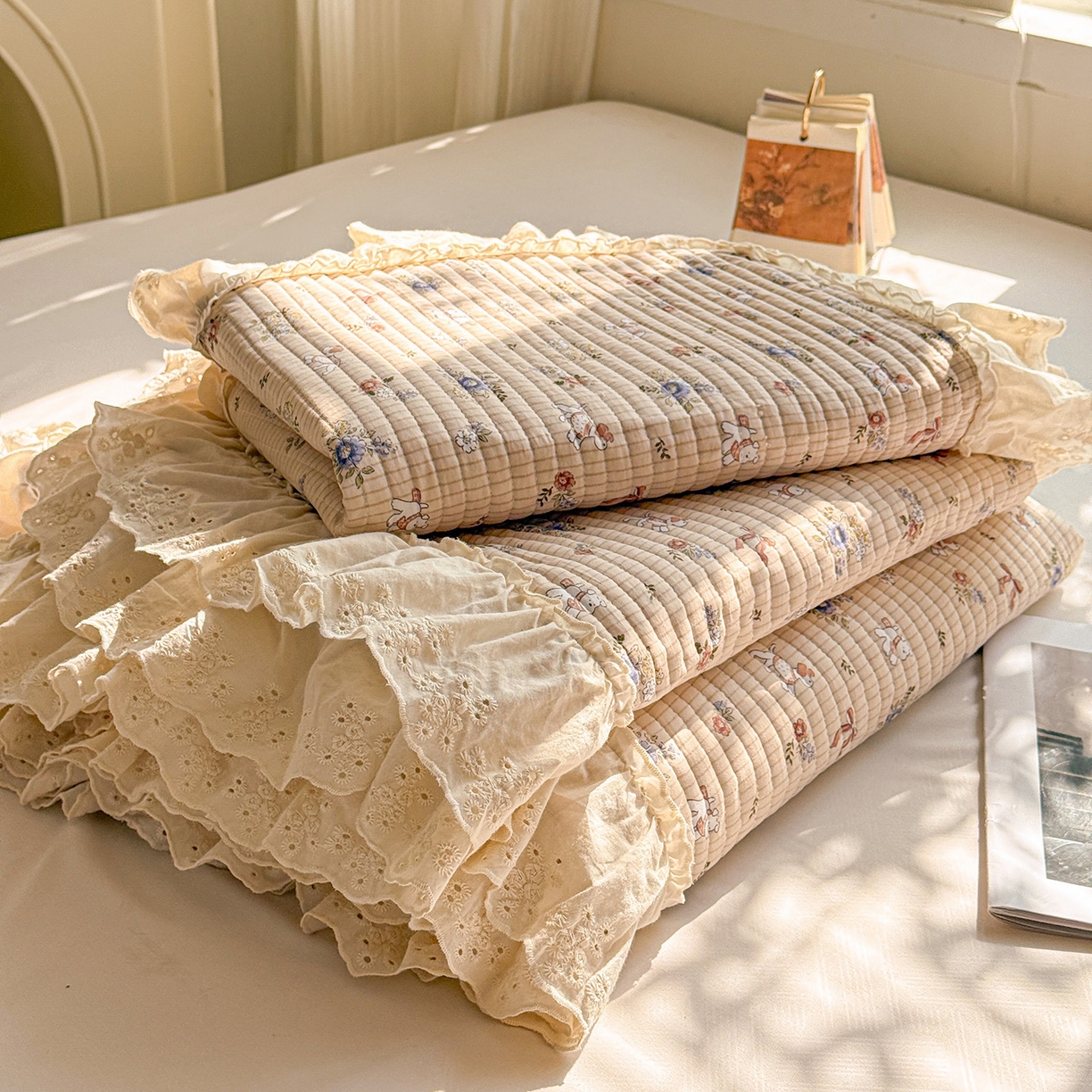 91家纺网 家纺一手货源 找家纺 亨通家纺 2026新款古法水洗棉花边夹棉床盖单床盖床盖单件 甜豆女孩