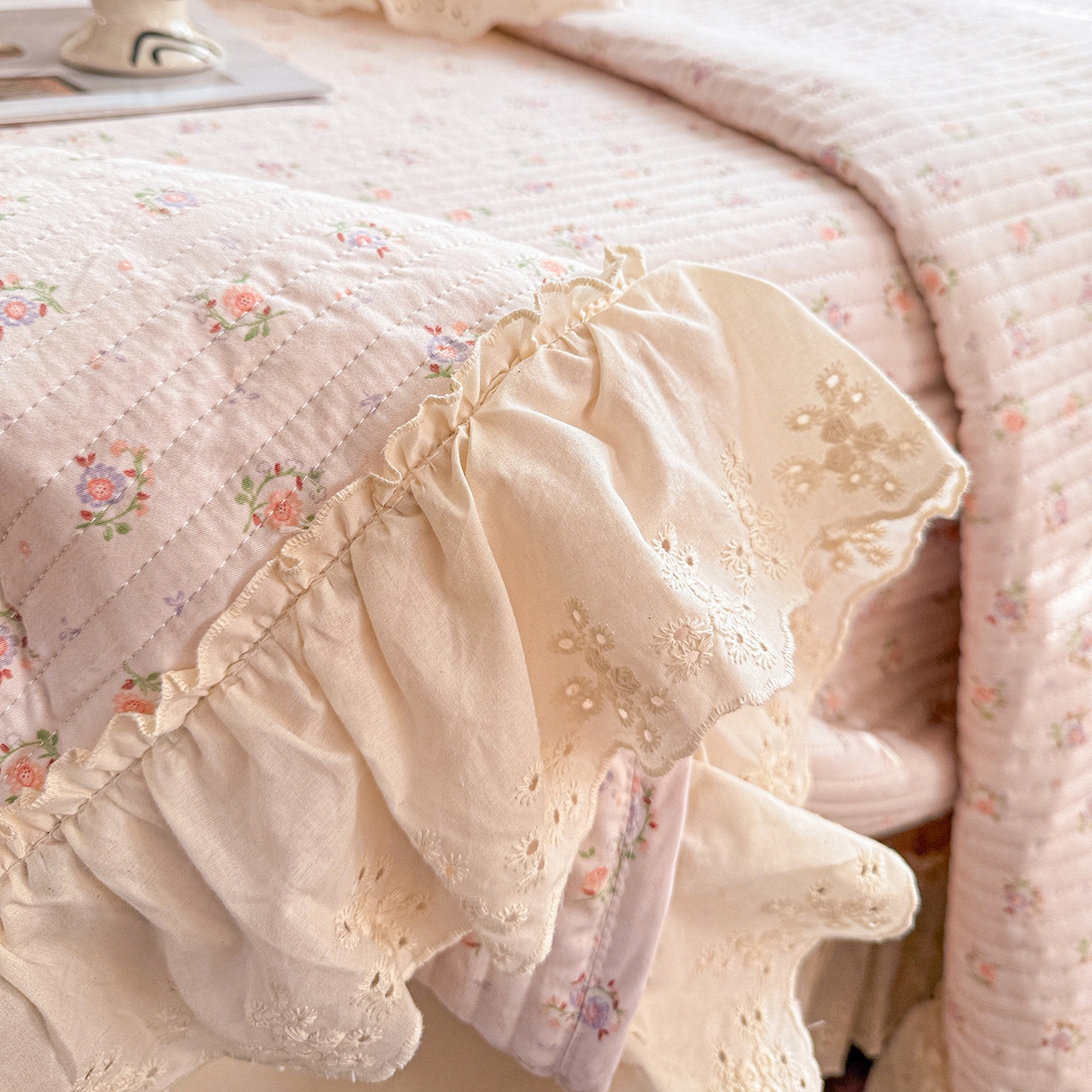 91家纺网 家纺一手货源 找家纺 亨通家纺 2026新款古法水洗棉花边夹棉床盖单床盖床盖单件 小苍兰