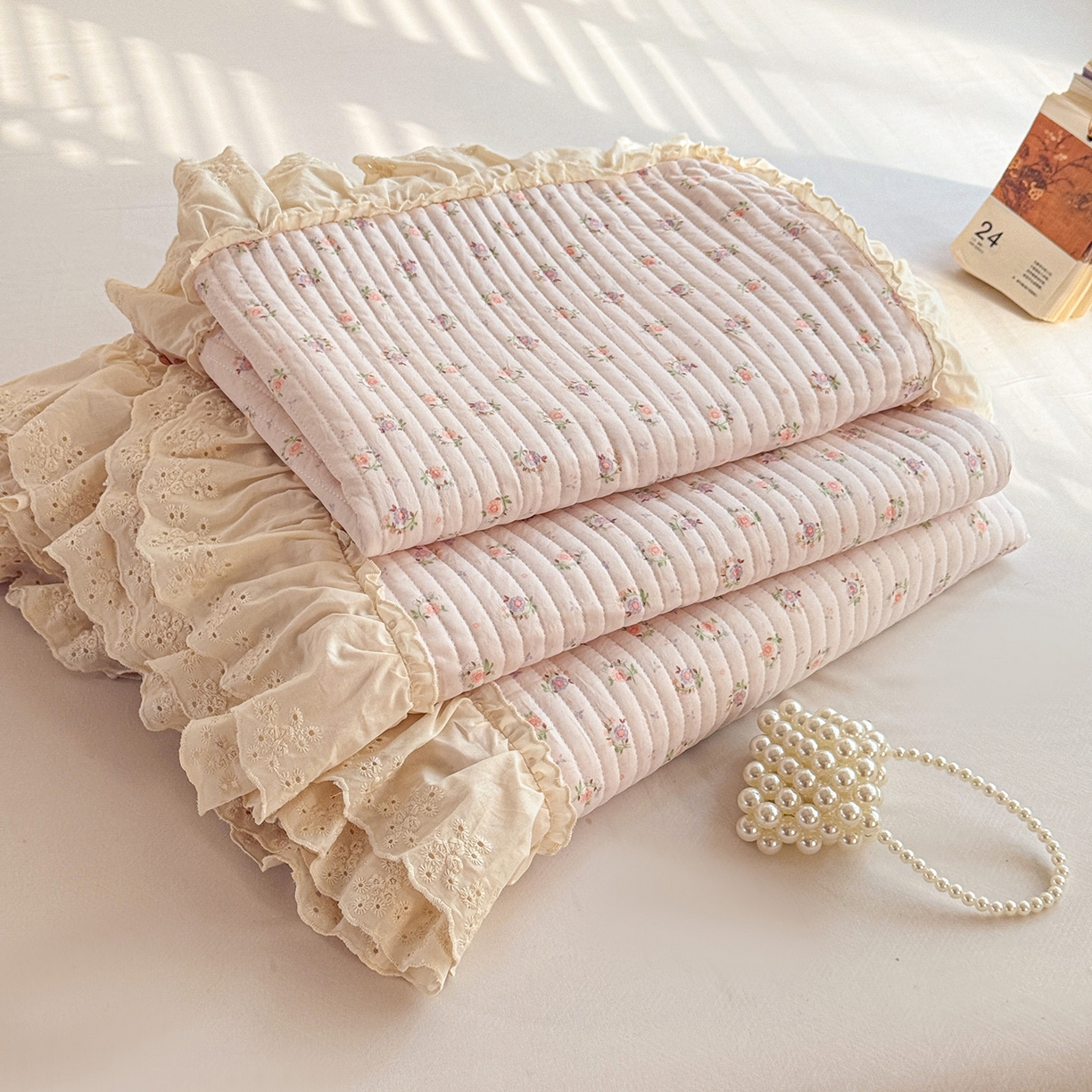 91家纺网 家纺一手货源 找家纺 亨通家纺 2026新款古法水洗棉花边夹棉床盖单床盖床盖单件 小苍兰