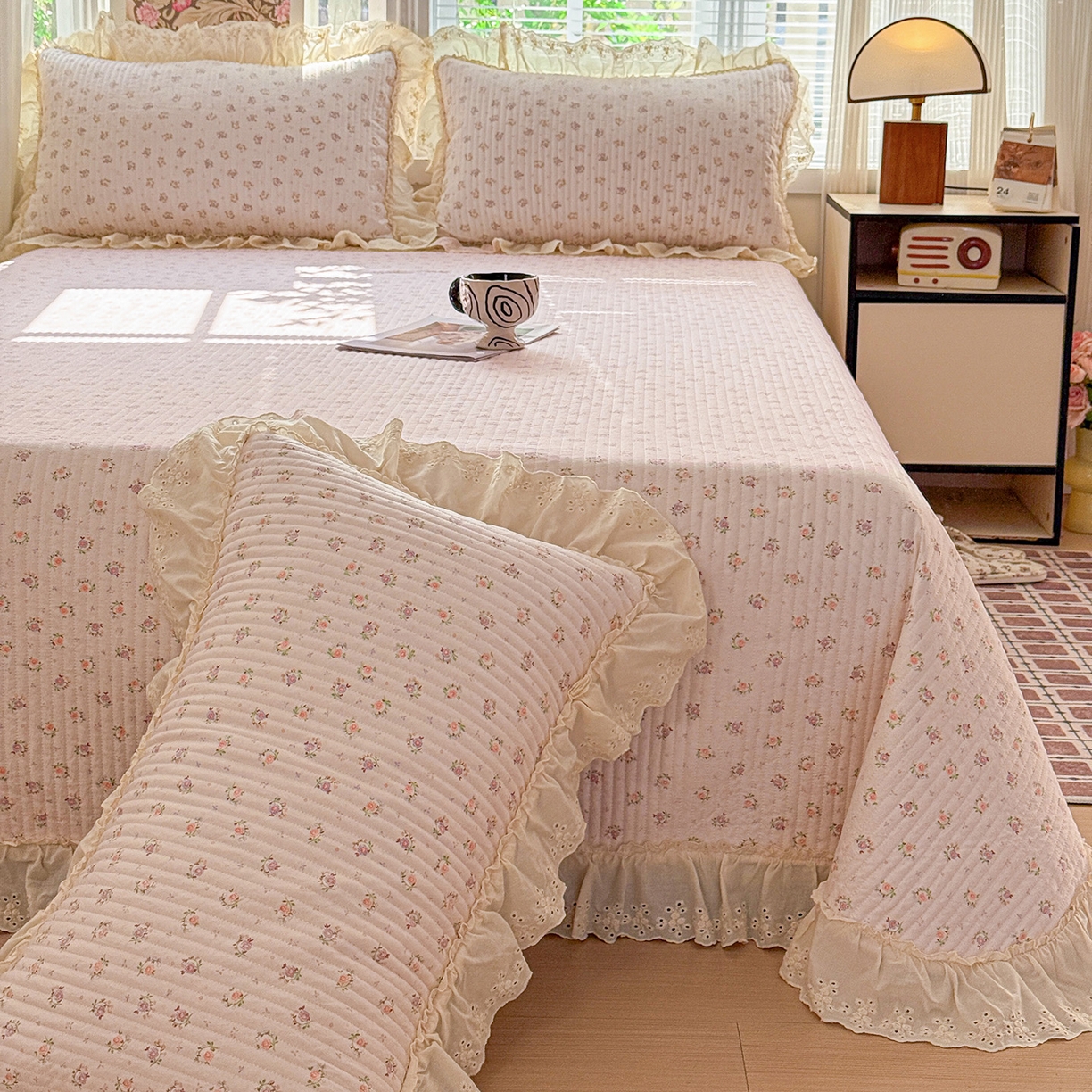 91家纺网 家纺一手货源 找家纺 亨通家纺 2026新款古法水洗棉花边夹棉床盖单床盖床盖单件 小苍兰