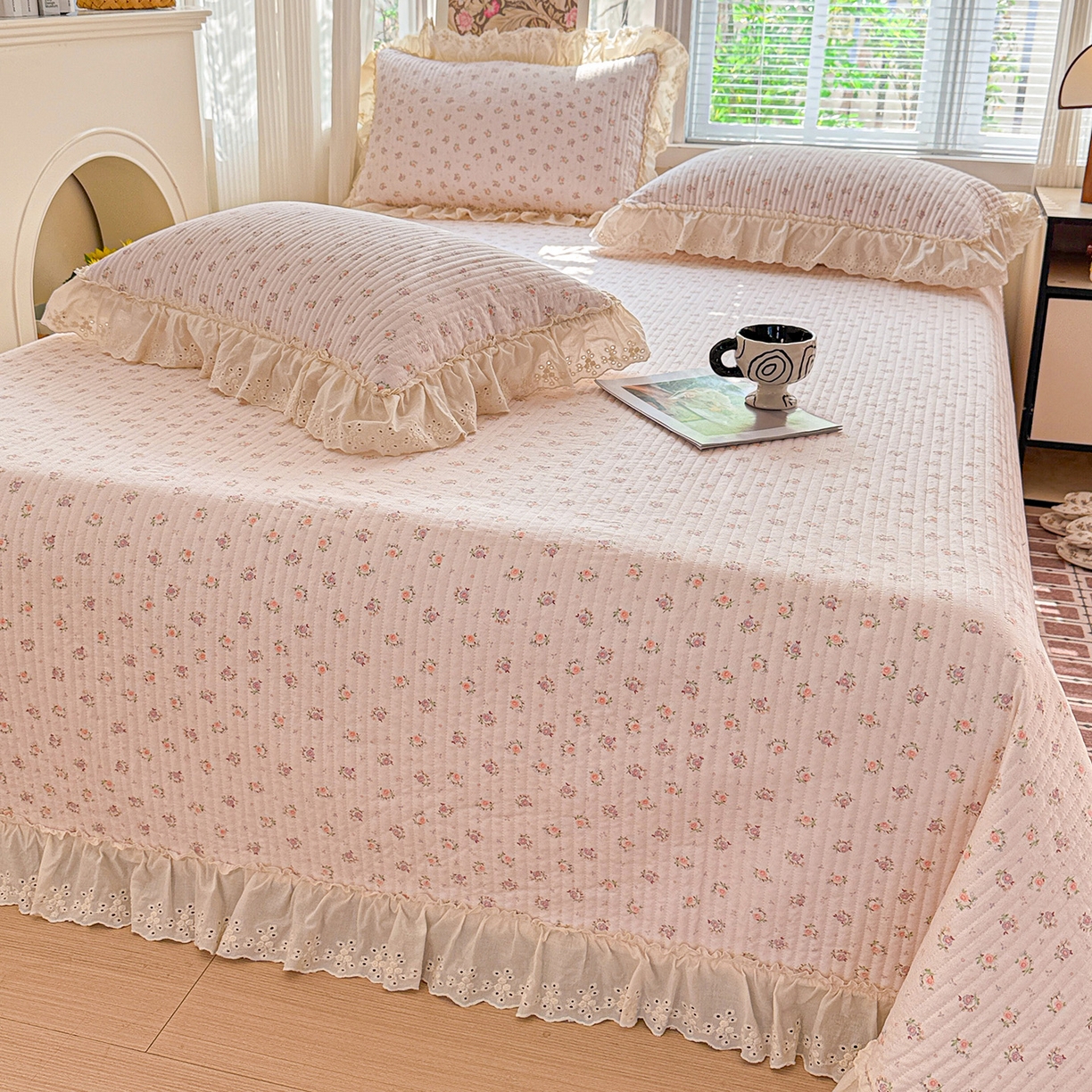 91家纺网 家纺一手货源 找家纺 亨通家纺 2026新款古法水洗棉花边夹棉床盖单床盖床盖单件 小苍兰