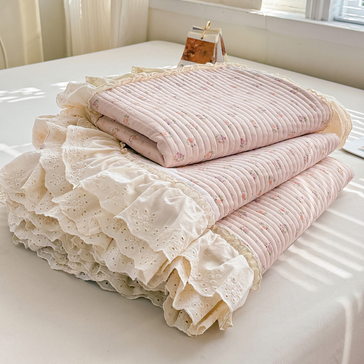 91家纺网 家纺一手货源 找家纺 亨通家纺 2026新款古法水洗棉花边夹棉床盖单床盖床盖单件 小苍兰