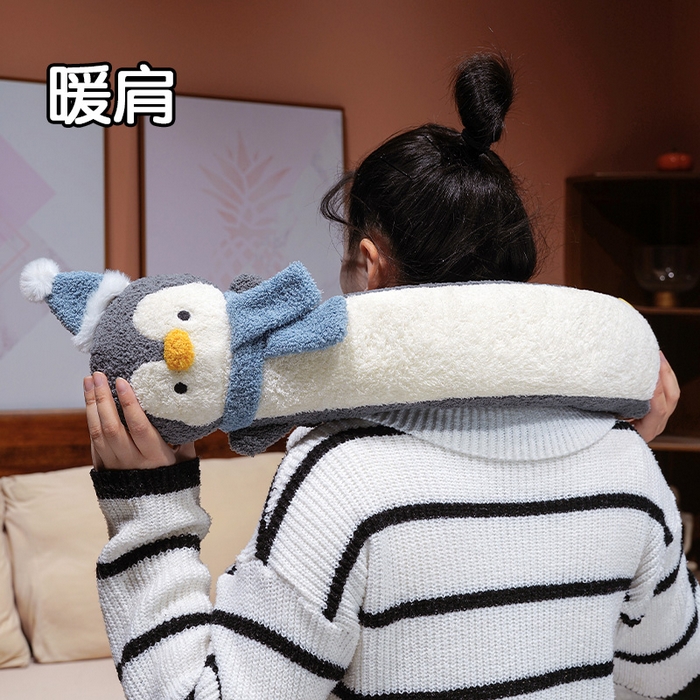 91家纺网 家纺一手货源 找家纺 （总）仟亿莱 2025新款108企鹅云朵绒注水长条热水袋抱枕