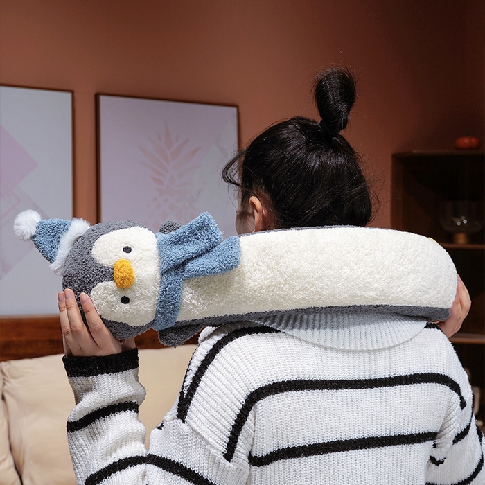 91家纺网 家纺一手货源 找家纺 （总）仟亿莱 2025新款108企鹅云朵绒注水长条热水袋抱枕