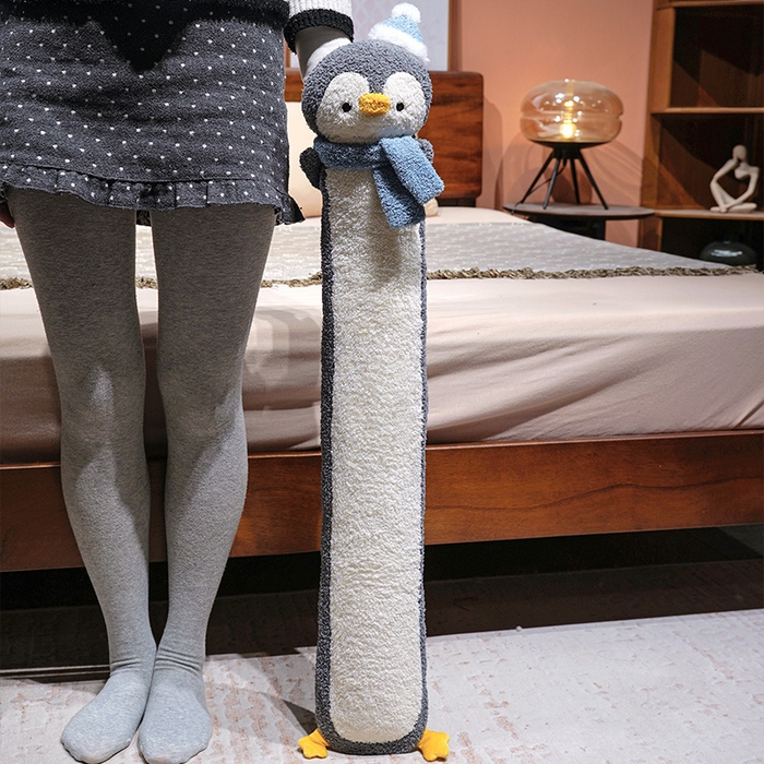 91家纺网 家纺一手货源 找家纺 （总）仟亿莱 2025新款108企鹅云朵绒注水长条热水袋抱枕