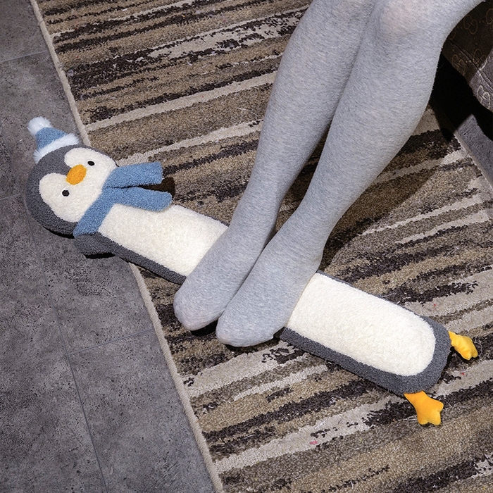 91家纺网 家纺一手货源 找家纺 （总）仟亿莱 2025新款108企鹅云朵绒注水长条热水袋抱枕