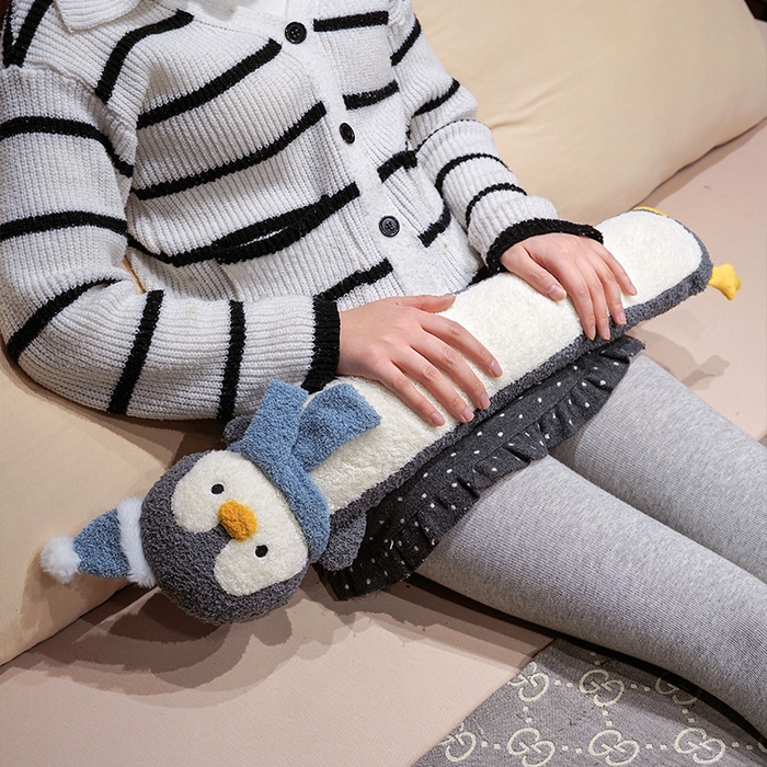 91家纺网 家纺一手货源 找家纺 （总）仟亿莱 2025新款108企鹅云朵绒注水长条热水袋抱枕