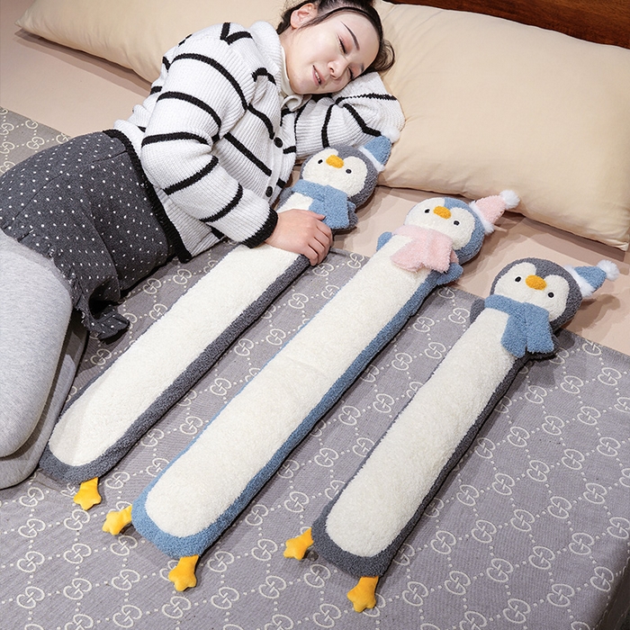 91家纺网 家纺一手货源 找家纺 仟亿莱 2025新款108企鹅云朵绒注水长条热水袋抱枕 组合图