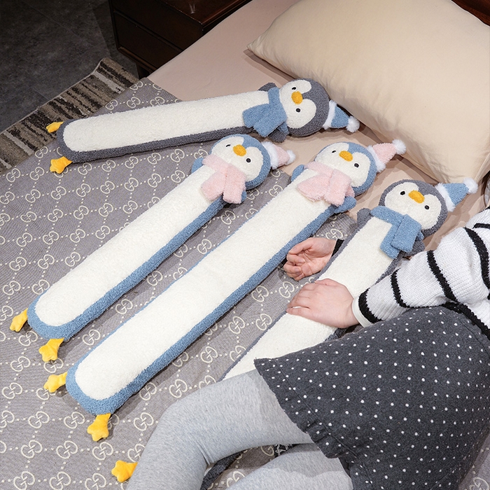 91家纺网 家纺一手货源 找家纺 仟亿莱 2025新款108企鹅云朵绒注水长条热水袋抱枕 组合图