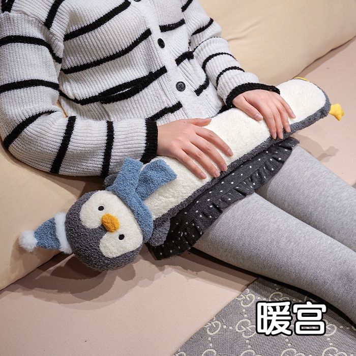 91家纺网 家纺一手货源 找家纺 仟亿莱 2025新款108企鹅云朵绒注水长条热水袋抱枕 灰色企鹅