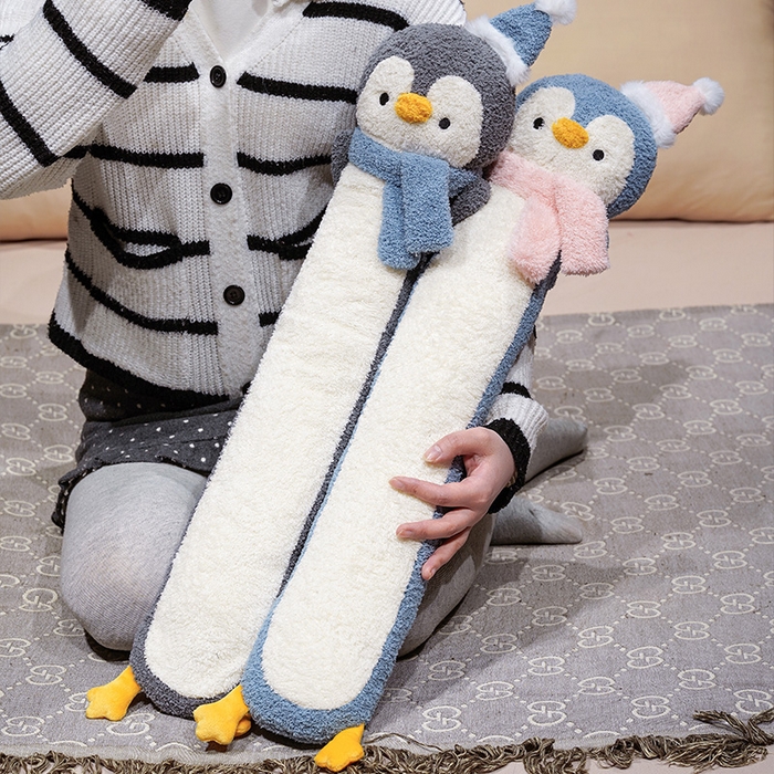 91家纺网 家纺一手货源 找家纺 仟亿莱 2025新款108企鹅云朵绒注水长条热水袋抱枕 组合图