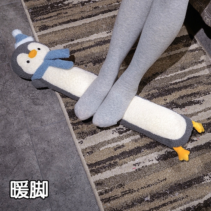 91家纺网 家纺一手货源 找家纺 仟亿莱 2025新款108企鹅云朵绒注水长条热水袋抱枕 灰色企鹅