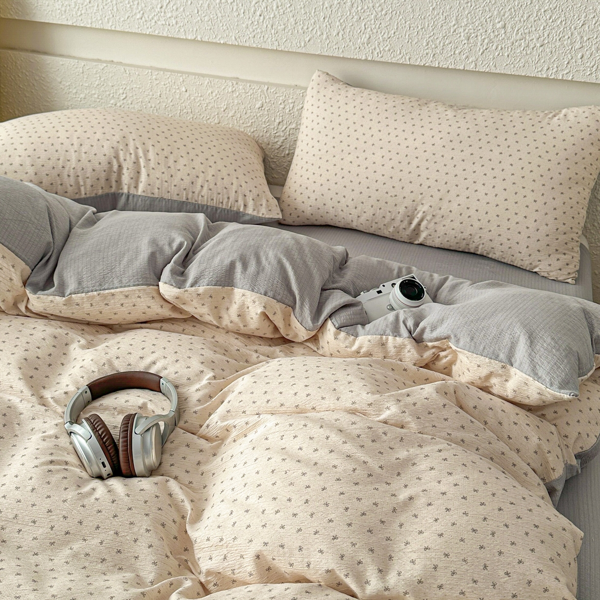 91家纺网 家纺一手货源 找家纺 麦乐迪 2026年新款A类抗菌云感双层纱印花四件套（提高买家秀） 米灰蝴蝶结