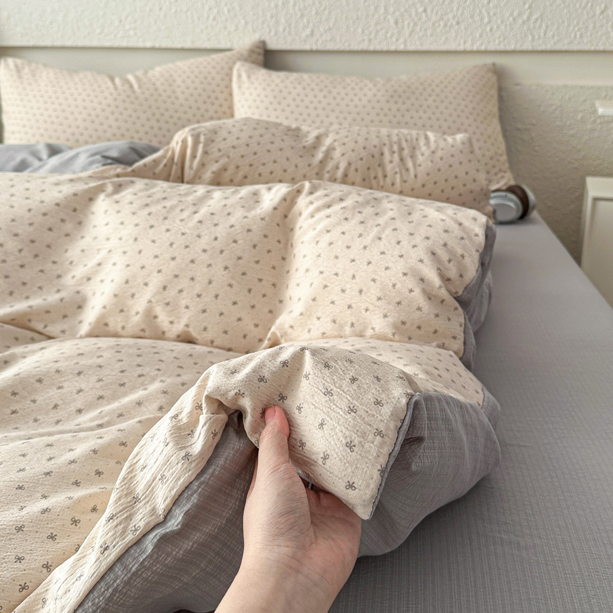 91家纺网 家纺一手货源 找家纺 麦乐迪 2026年新款A类抗菌云感双层纱印花四件套（提高买家秀） 米灰蝴蝶结