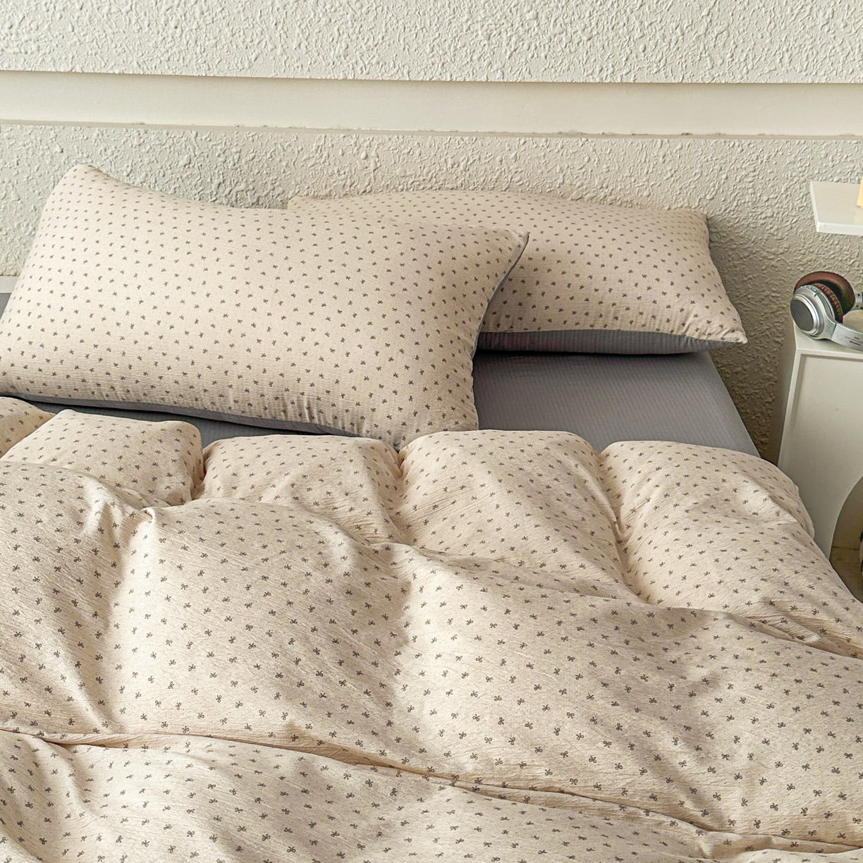 91家纺网 家纺一手货源 找家纺 麦乐迪 2026年新款A类抗菌云感双层纱印花四件套（提高买家秀） 米灰蝴蝶结