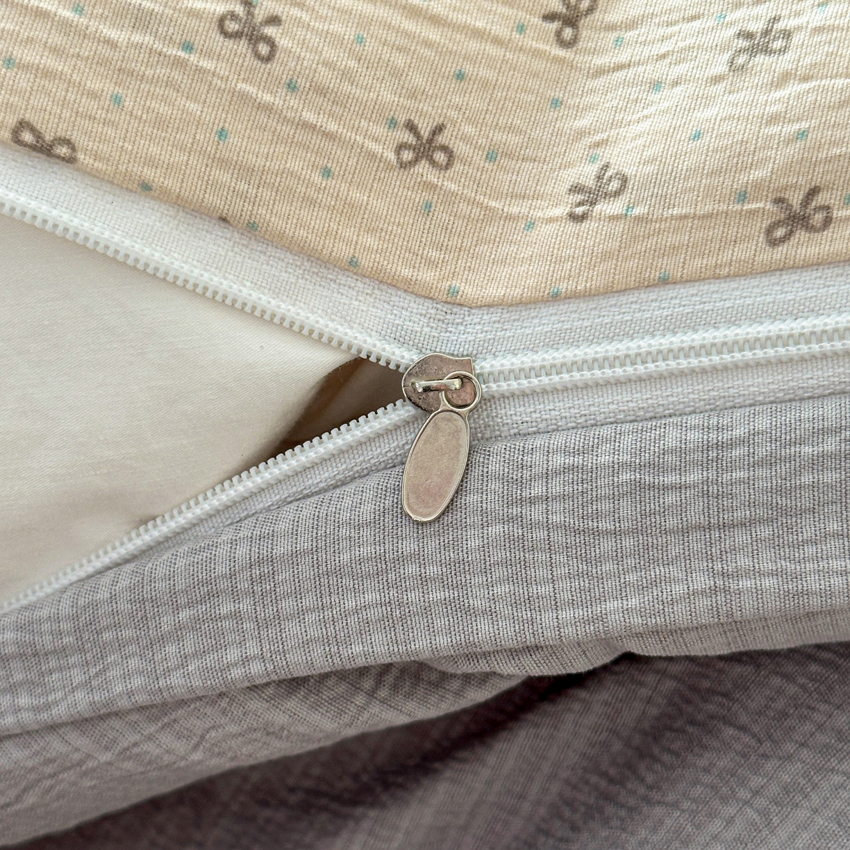 91家纺网 家纺一手货源 找家纺 麦乐迪 2026年新款A类抗菌云感双层纱印花四件套（提高买家秀） 米灰蝴蝶结