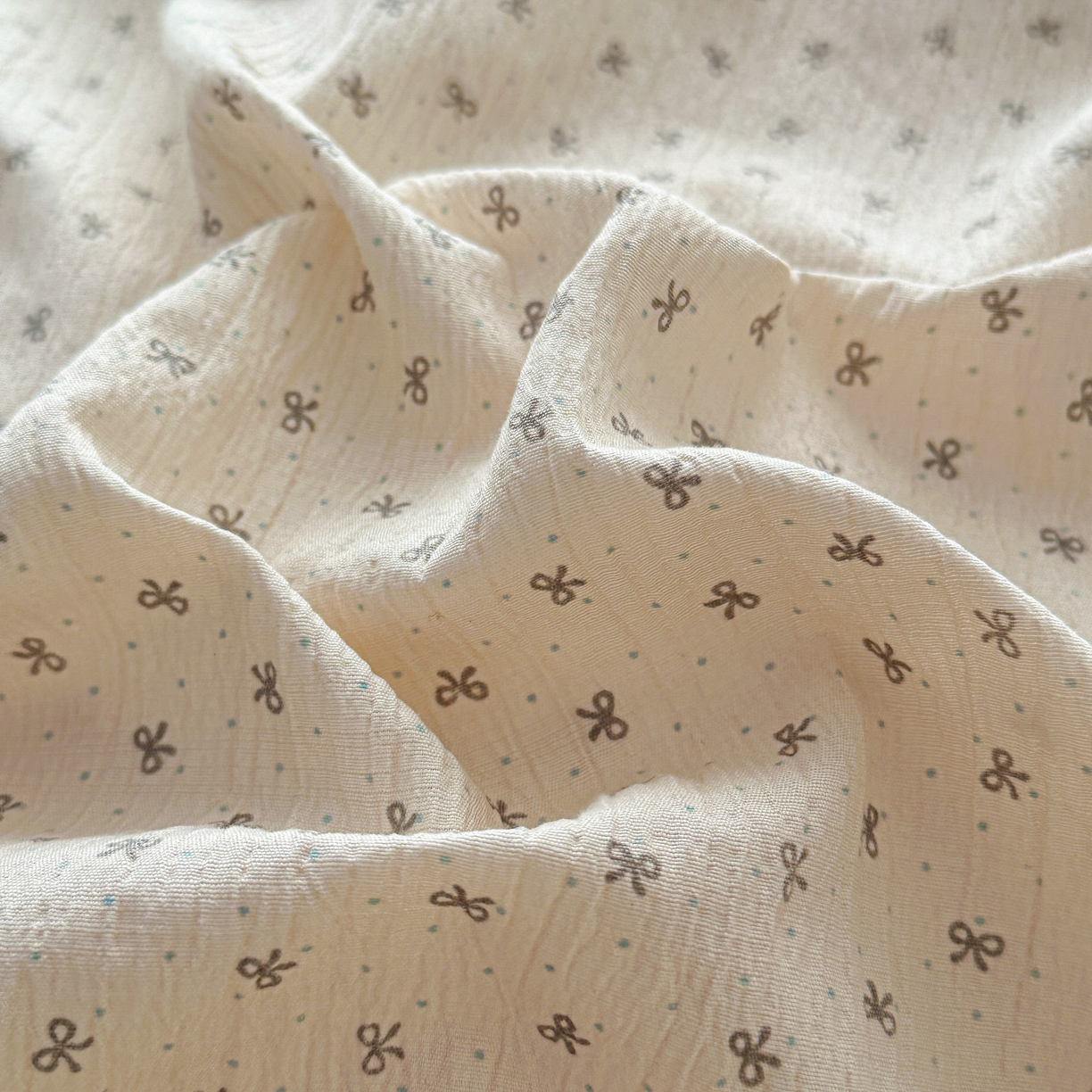 91家纺网 家纺一手货源 找家纺 麦乐迪 2026年新款A类抗菌云感双层纱印花四件套（提高买家秀） 米灰蝴蝶结