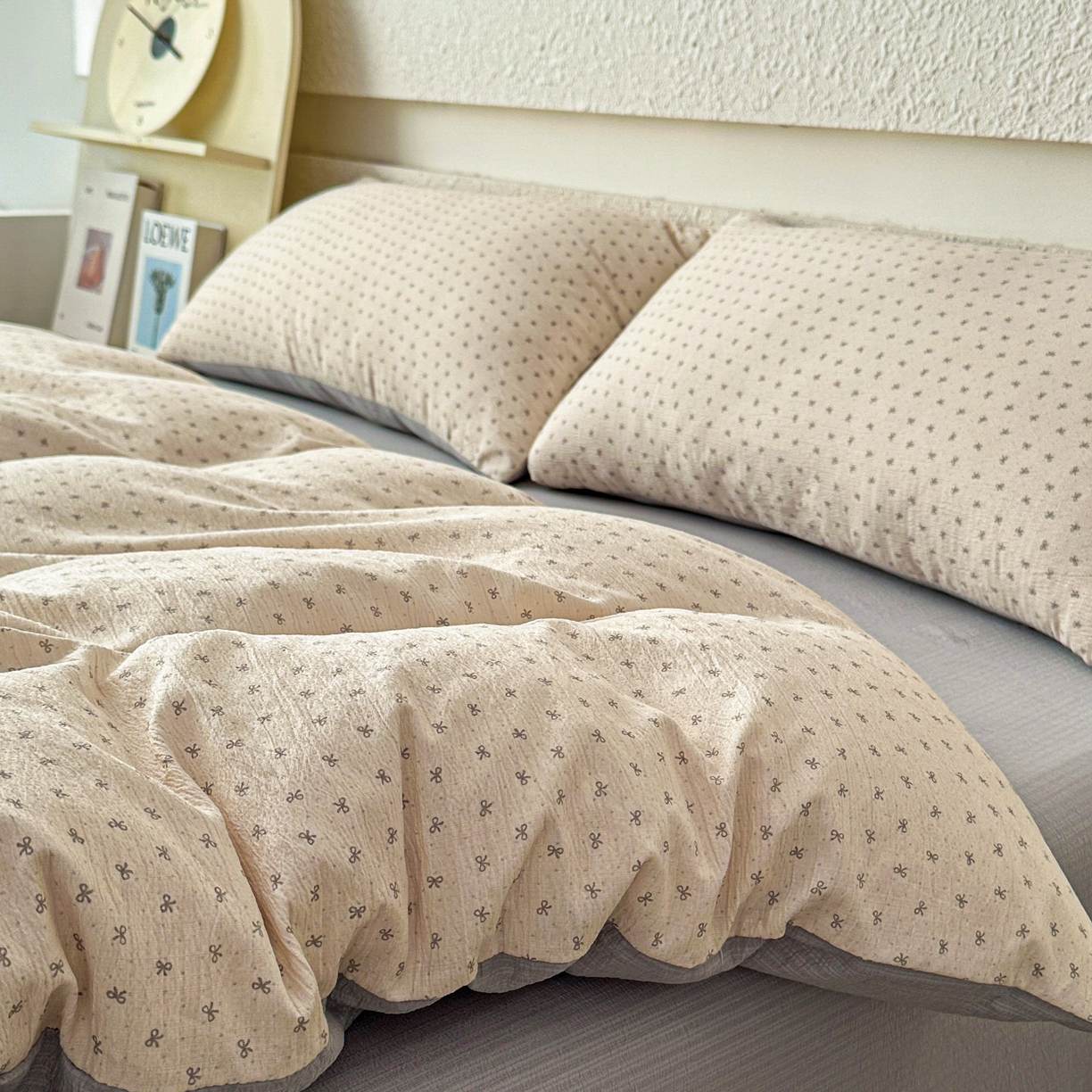 91家纺网 家纺一手货源 找家纺 麦乐迪 2026年新款A类抗菌云感双层纱印花四件套（提高买家秀） 米灰蝴蝶结