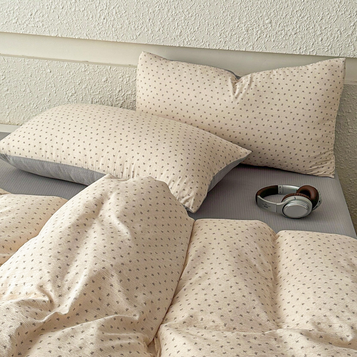 91家纺网 家纺一手货源 找家纺 麦乐迪 2026年新款A类抗菌云感双层纱印花四件套（提高买家秀） 米灰蝴蝶结