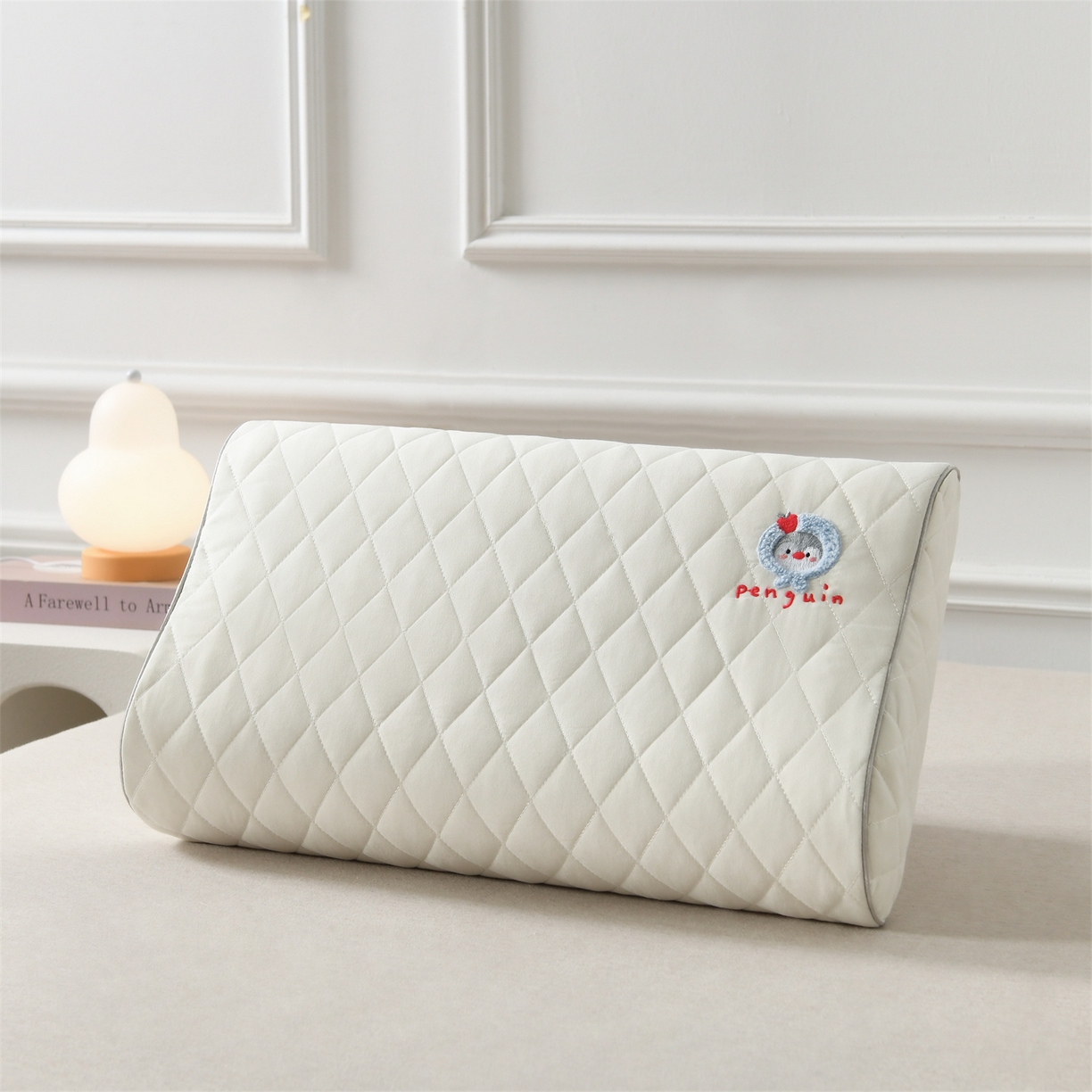 91家纺网 家纺一手货源 找家纺 小猫派 2025新款防口水防头油乳胶绣花枕套款 白色企鹅乳胶款