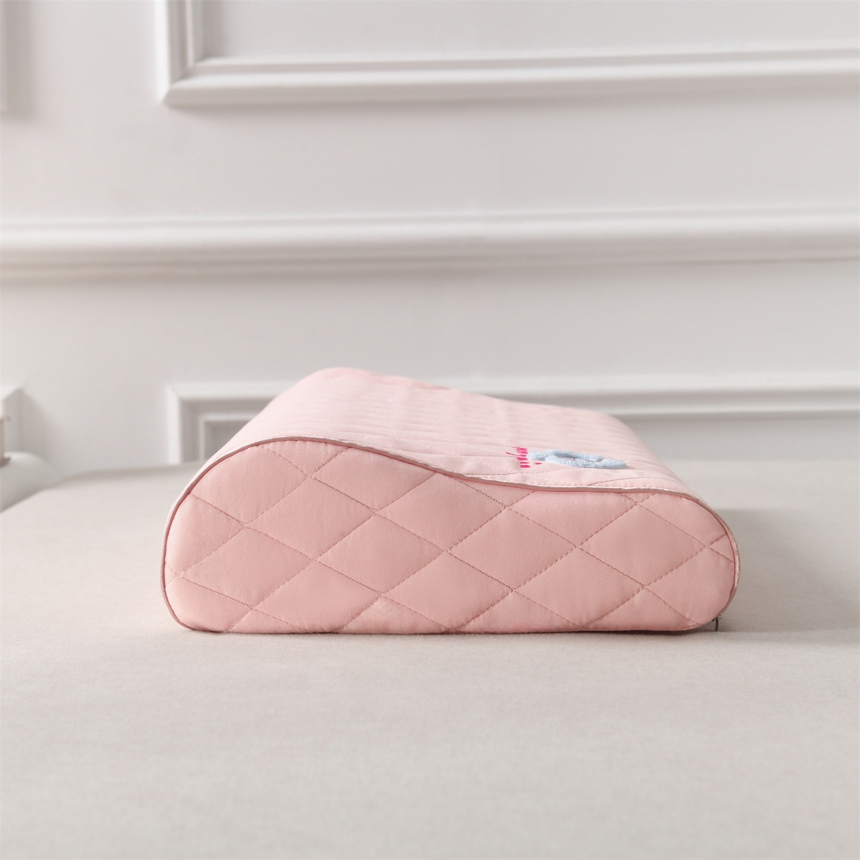 91家纺网 家纺一手货源 找家纺 小猫派 2025新款防口水防头油乳胶绣花枕套款 粉色企鹅乳胶款