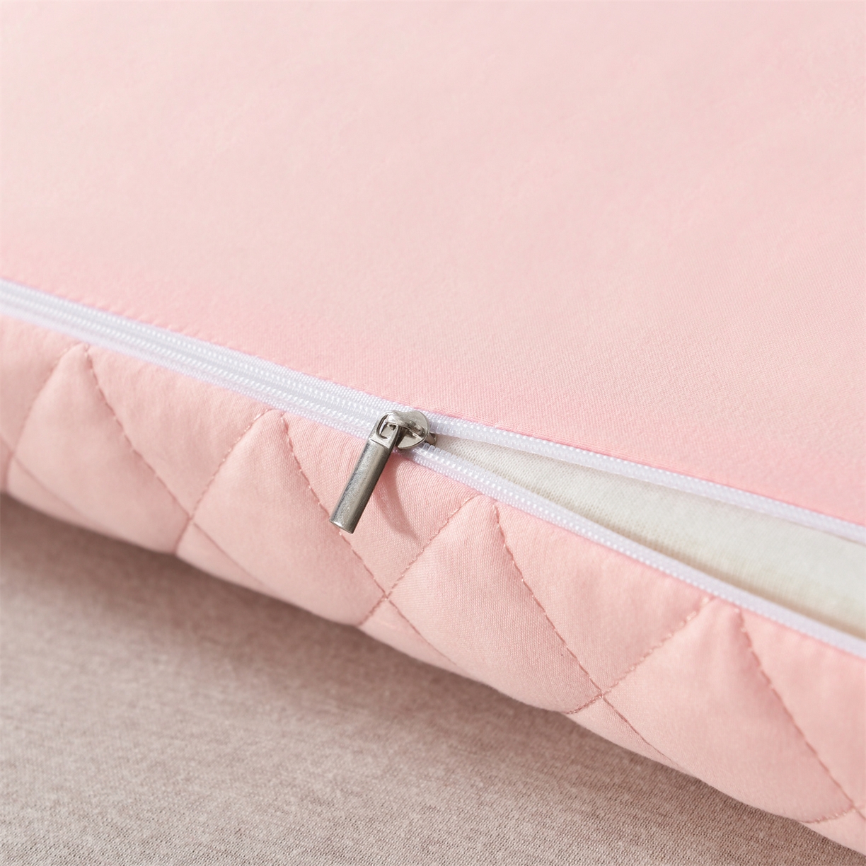 91家纺网 家纺一手货源 找家纺 小猫派 2025新款防口水防头油乳胶绣花枕套款 粉色企鹅乳胶款