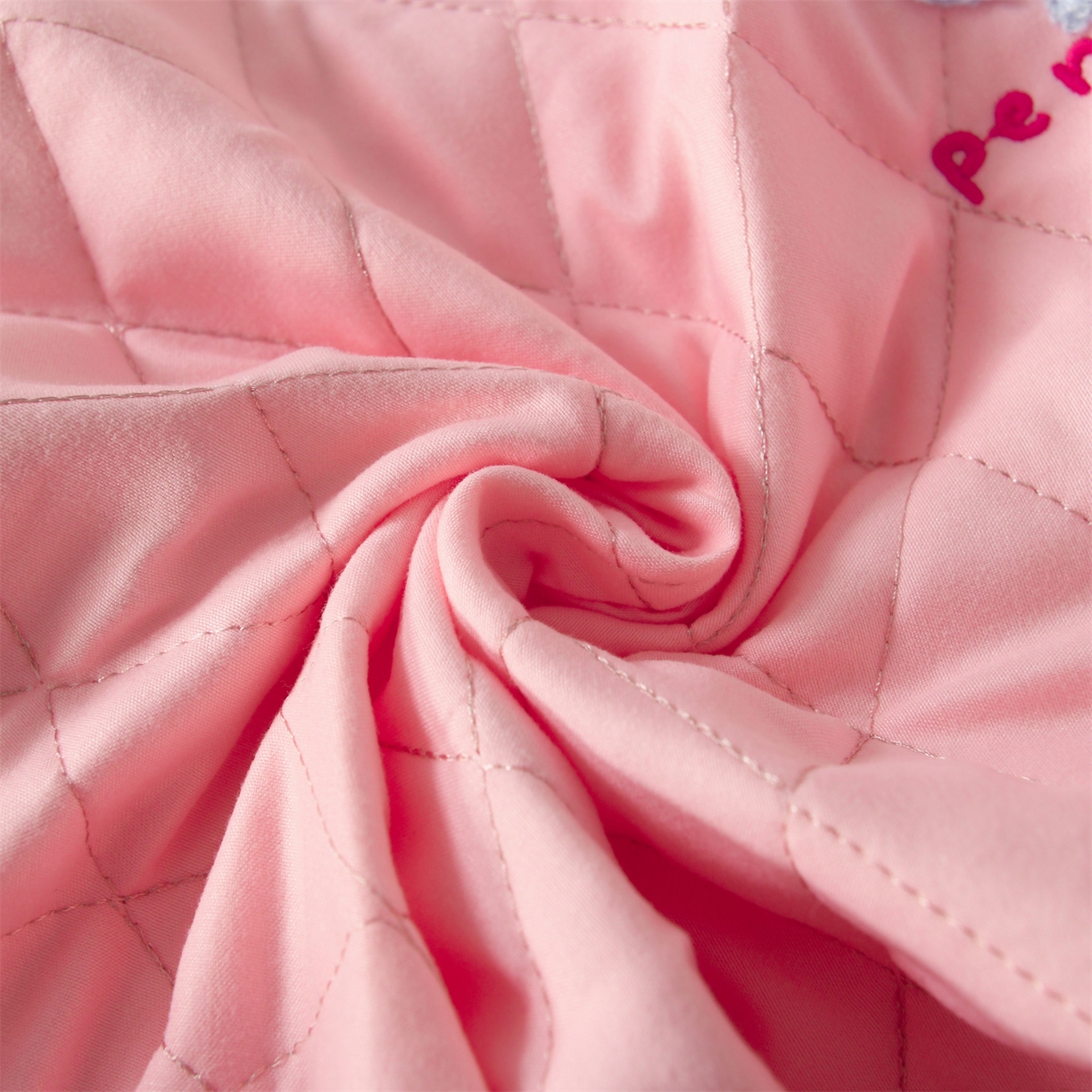 91家纺网 家纺一手货源 找家纺 小猫派 2025新款防口水防头油乳胶绣花枕套款 粉色企鹅乳胶款