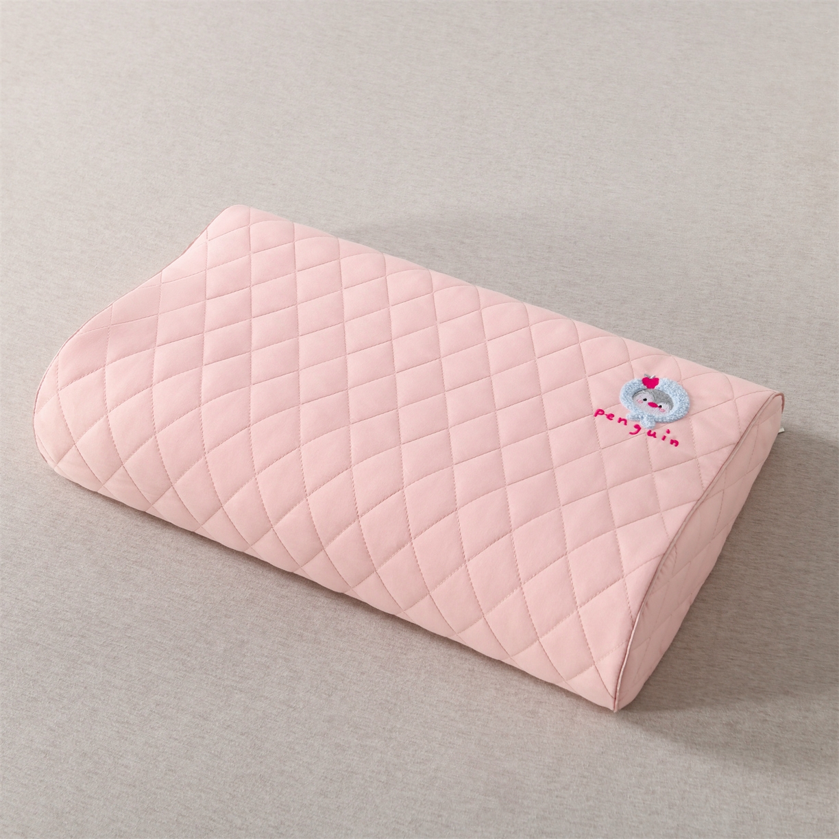 91家纺网 家纺一手货源 找家纺 小猫派 2025新款防口水防头油乳胶绣花枕套款 粉色企鹅乳胶款