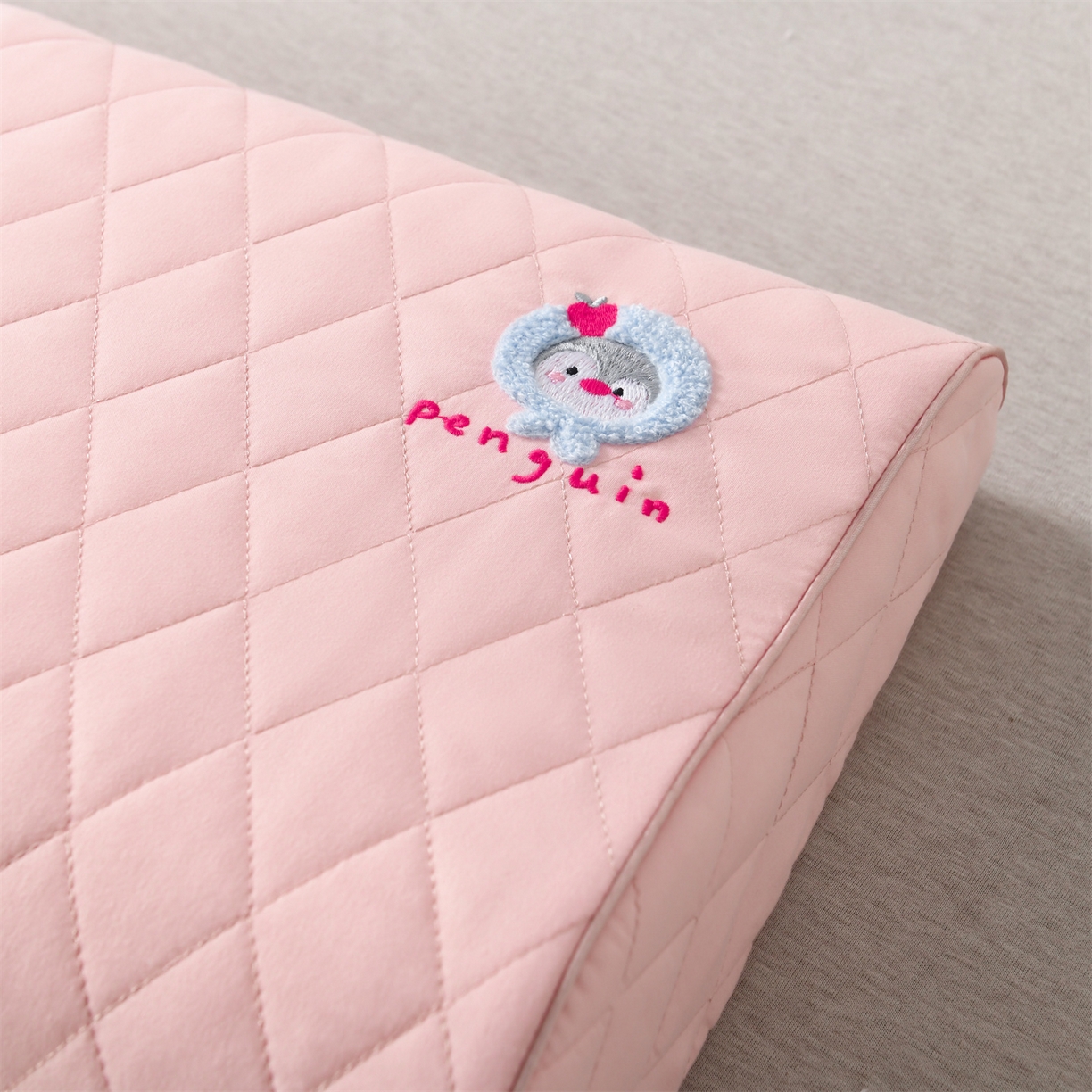 91家纺网 家纺一手货源 找家纺 小猫派 2025新款防口水防头油乳胶绣花枕套款 粉色企鹅乳胶款