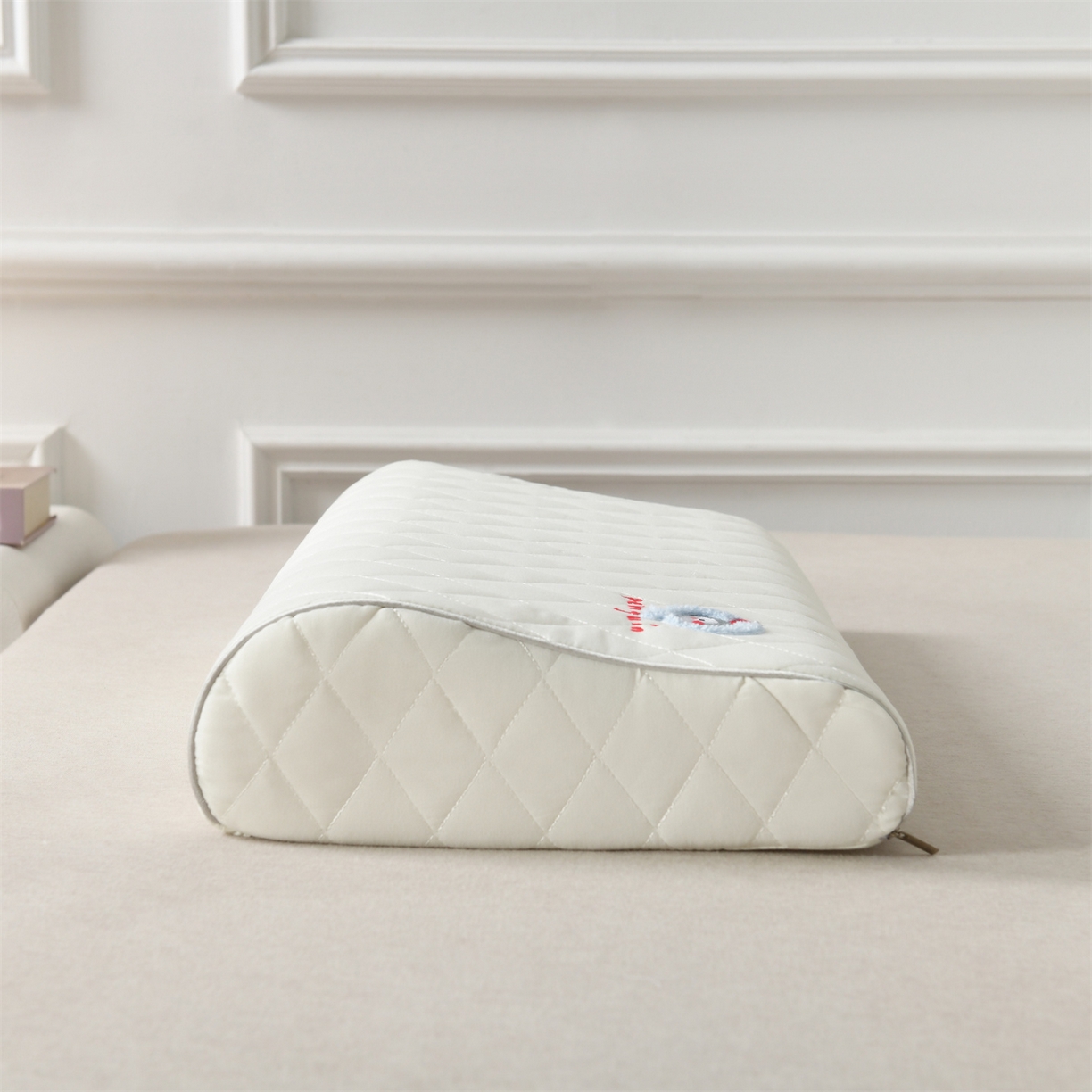 91家纺网 家纺一手货源 找家纺 小猫派 2025新款防口水防头油乳胶绣花枕套款 白色企鹅乳胶款