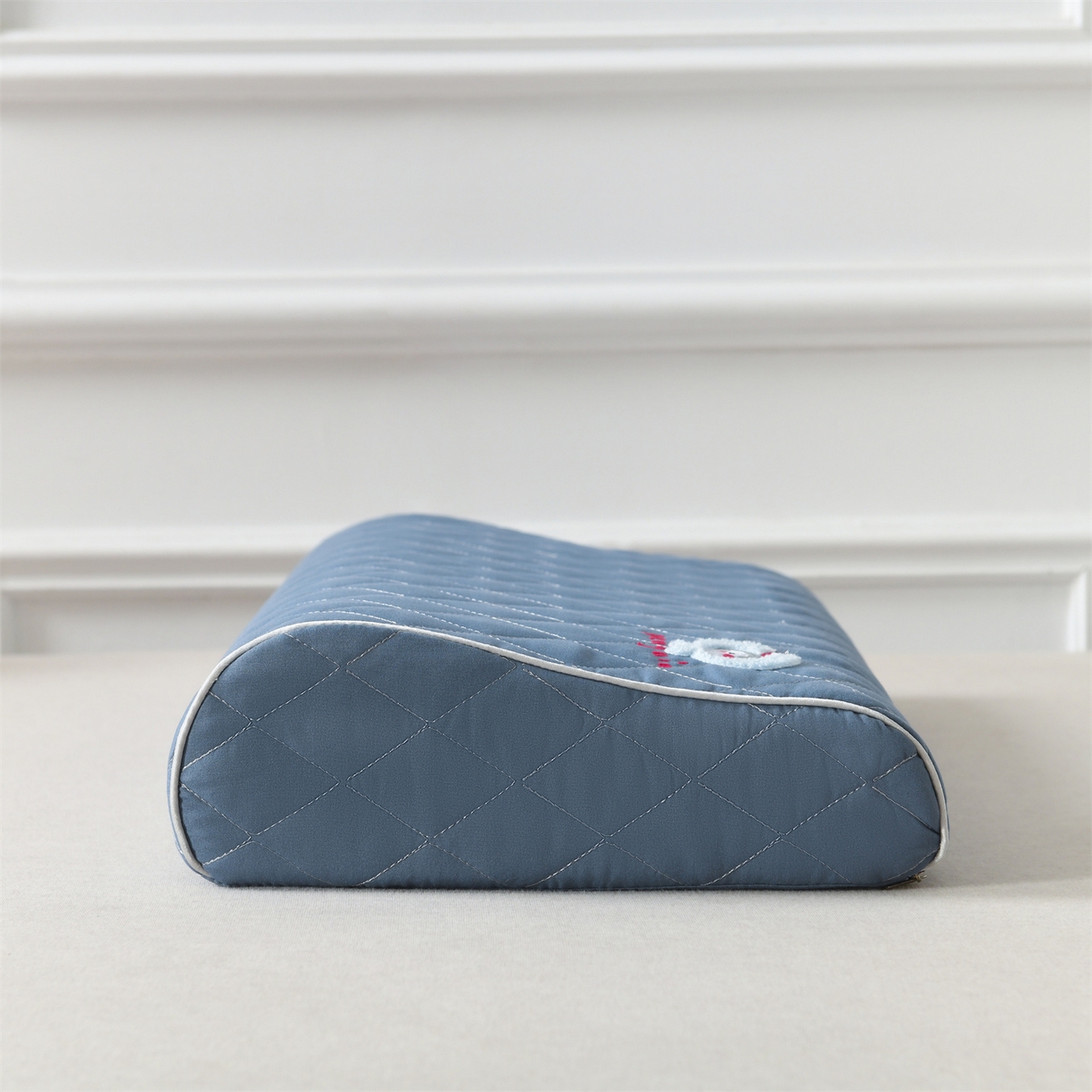 91家纺网 家纺一手货源 找家纺 小猫派 2025新款防口水防头油乳胶绣花枕套款 蓝色企鹅乳胶款