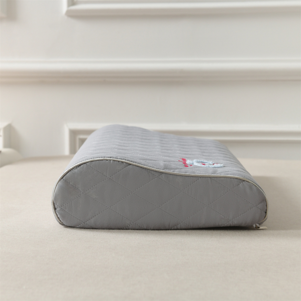 91家纺网 家纺一手货源 找家纺 小猫派 2025新款防口水防头油乳胶绣花枕套款 灰色企鹅乳胶款