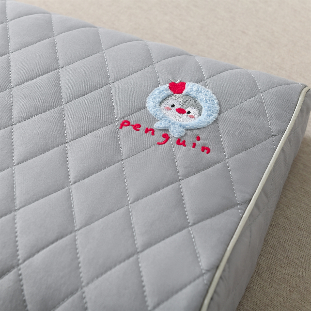 91家纺网 家纺一手货源 找家纺 小猫派 2025新款防口水防头油乳胶绣花枕套款 灰色企鹅乳胶款