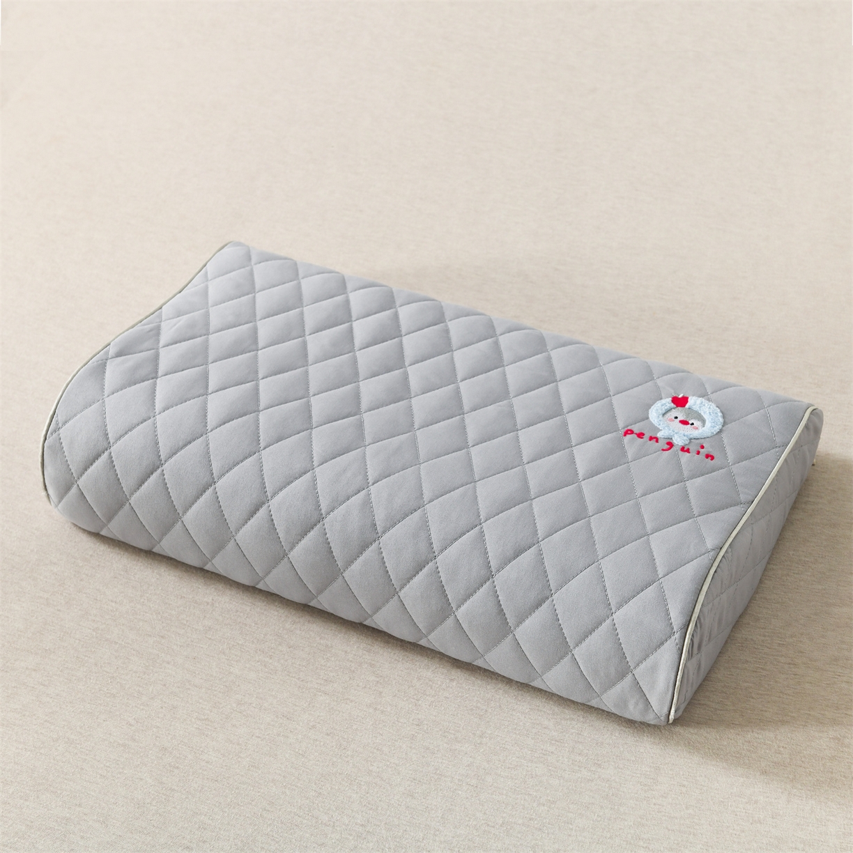 91家纺网 家纺一手货源 找家纺 小猫派 2025新款防口水防头油乳胶绣花枕套款 灰色企鹅乳胶款