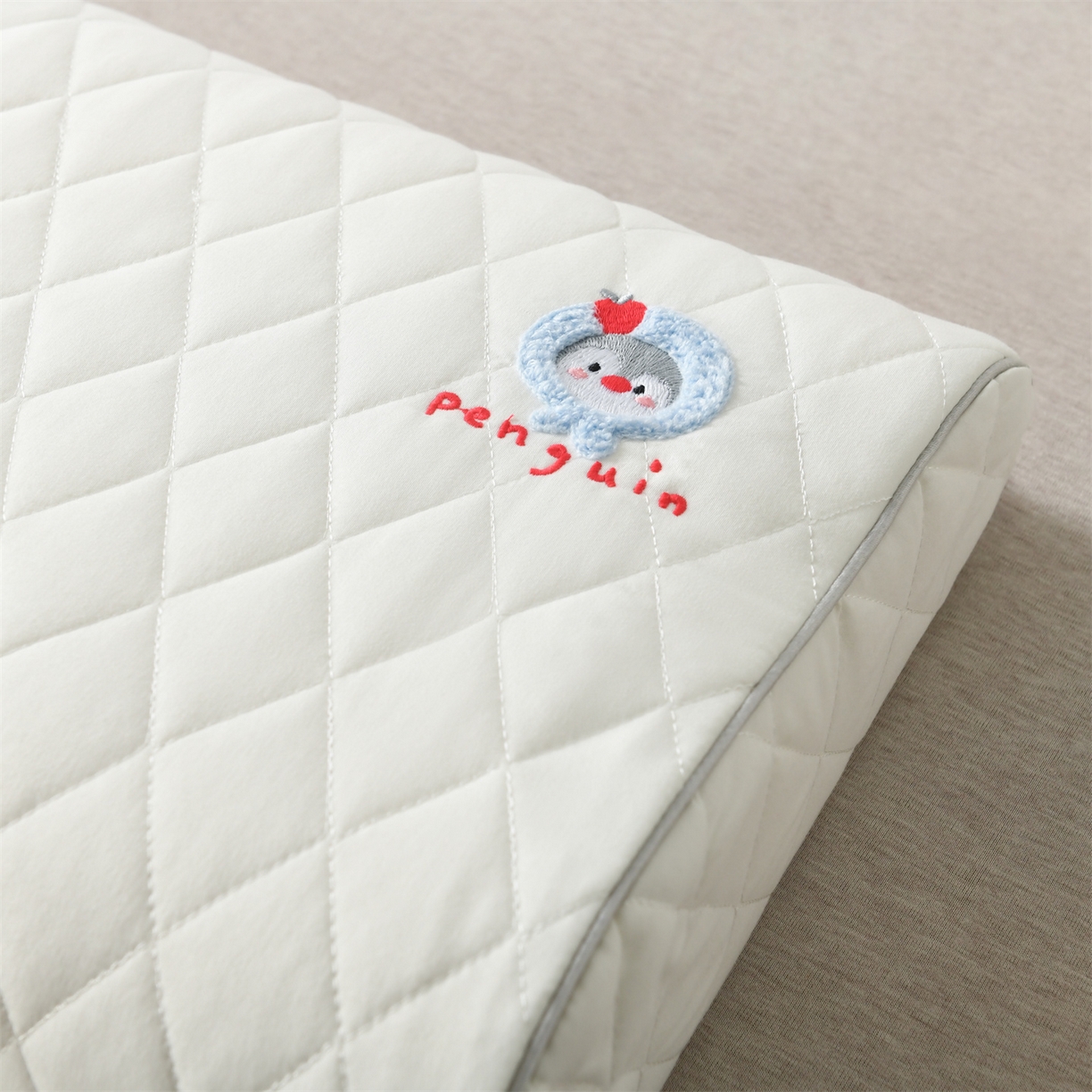 91家纺网 家纺一手货源 找家纺 小猫派 2025新款防口水防头油乳胶绣花枕套款 白色企鹅乳胶款