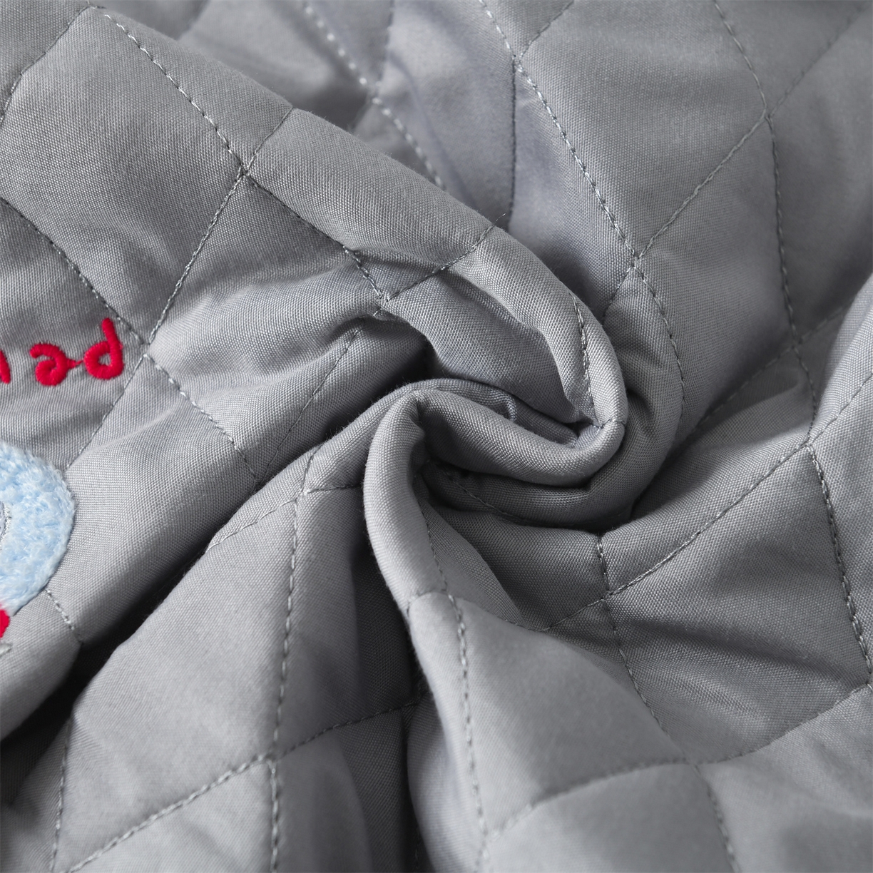 91家纺网 家纺一手货源 找家纺 小猫派 2025新款防口水防头油乳胶绣花枕套款 灰色企鹅乳胶款