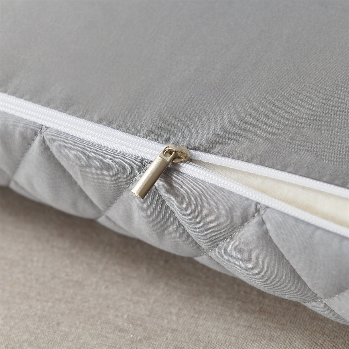 91家纺网 家纺一手货源 找家纺 小猫派 2025新款防口水防头油乳胶绣花枕套款 灰色企鹅乳胶款