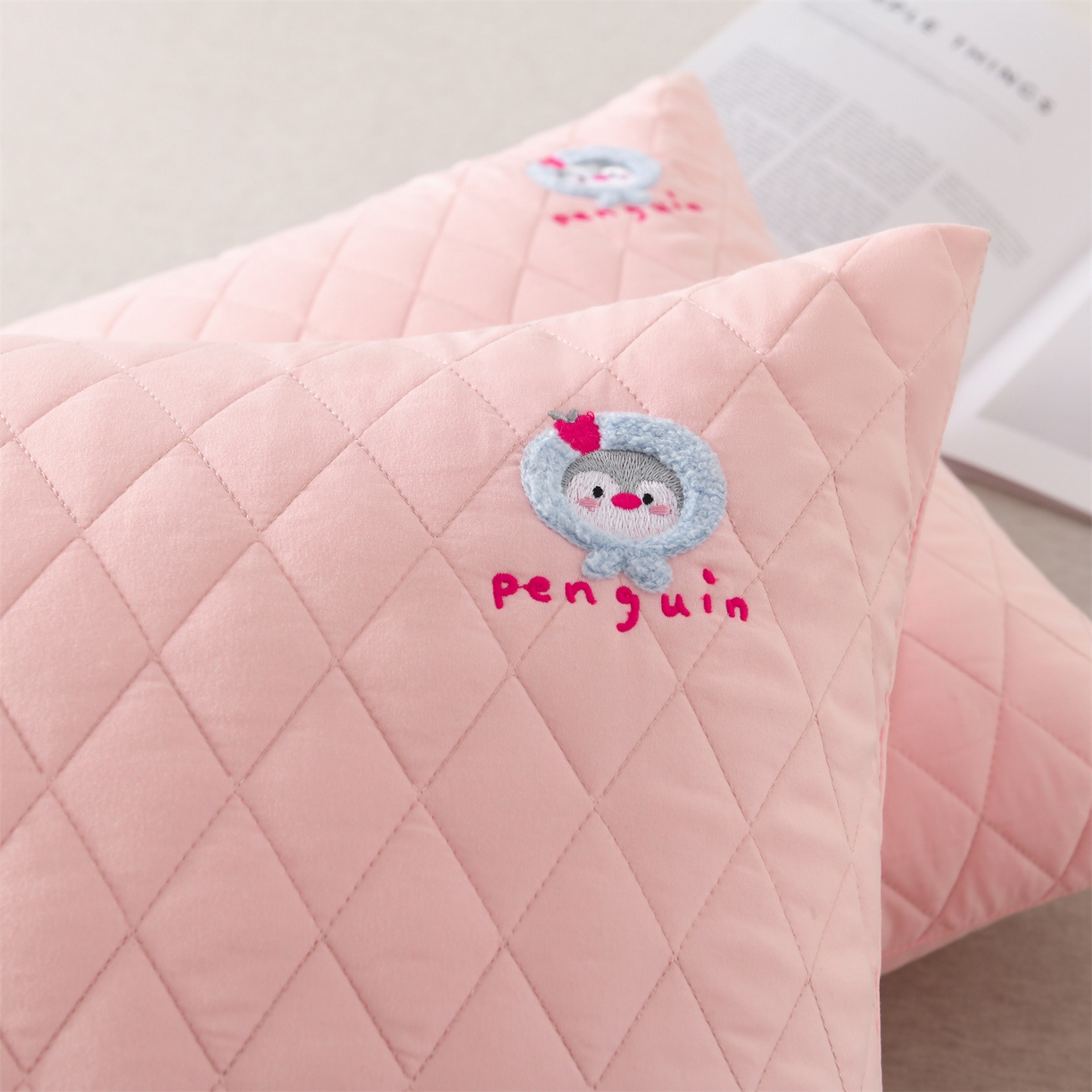 91家纺网 家纺一手货源 找家纺 小猫派 2025新款防口水防头油常规绣花枕套款 粉色企鹅