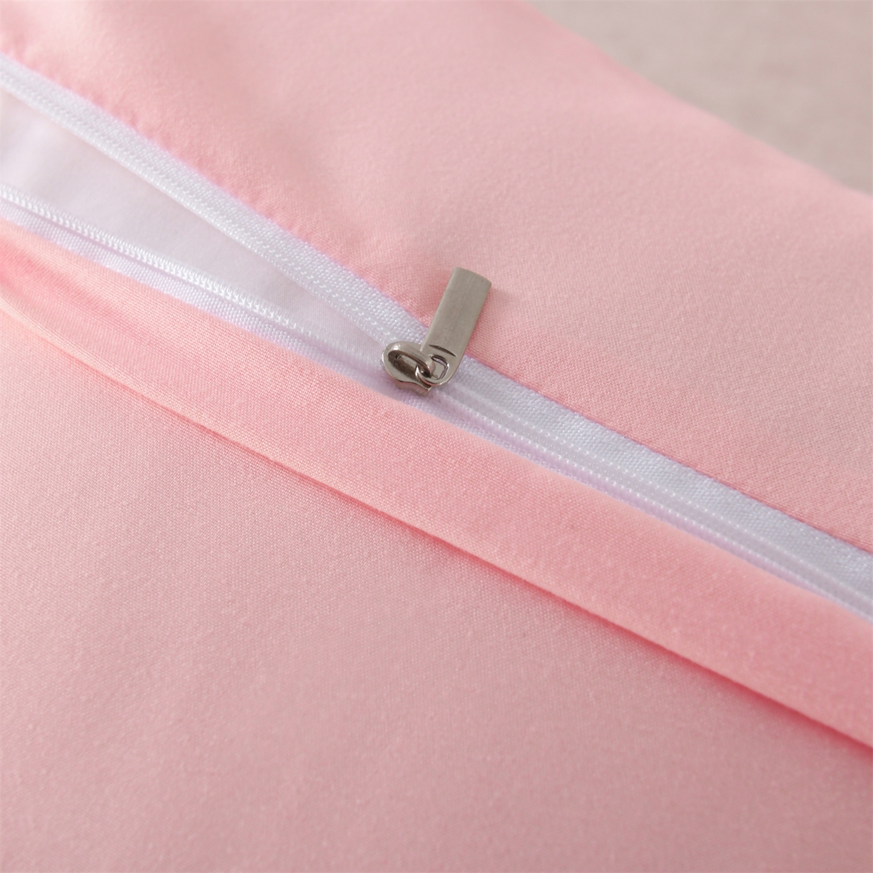 91家纺网 家纺一手货源 找家纺 小猫派 2025新款防口水防头油常规绣花枕套款 粉色企鹅