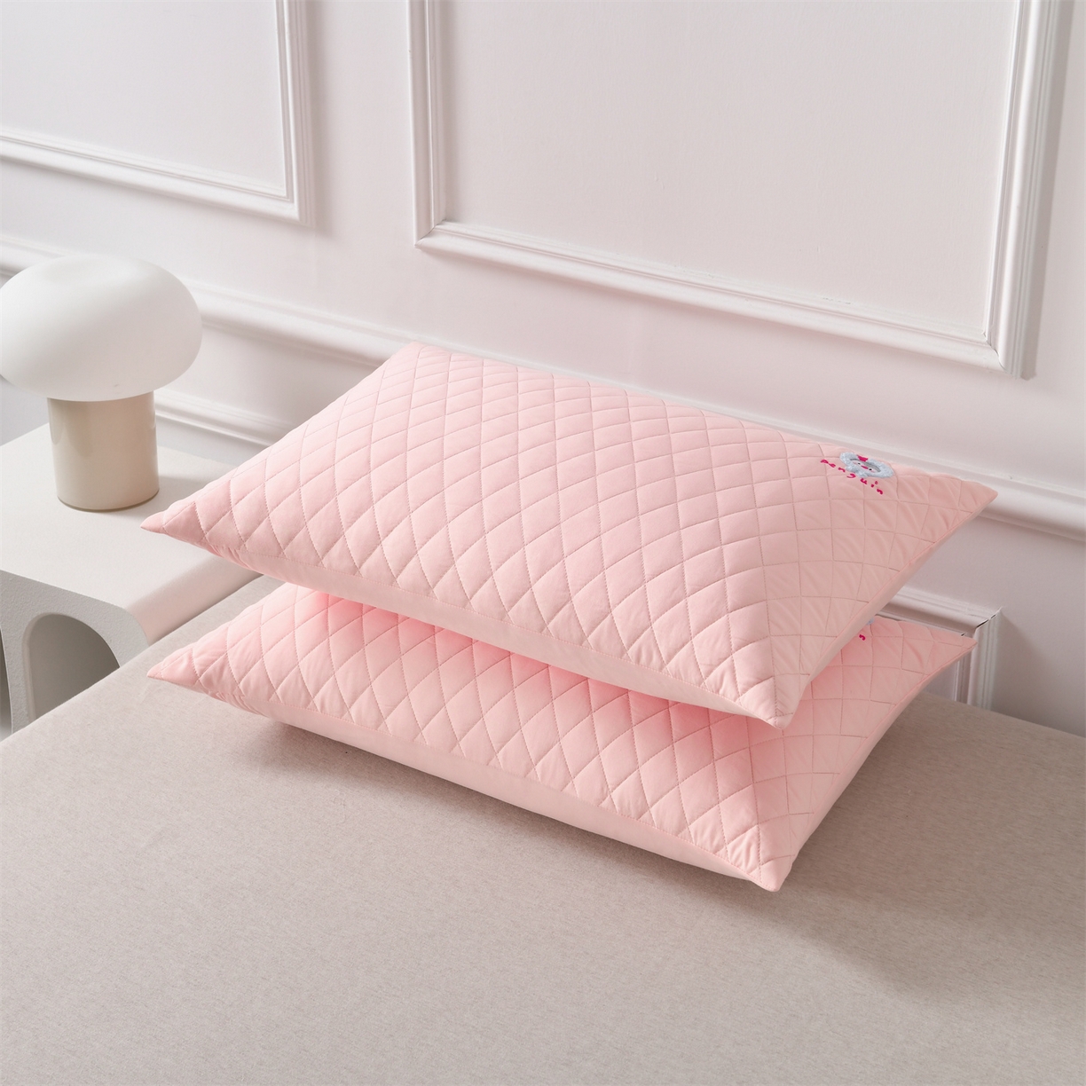 91家纺网 家纺一手货源 找家纺 小猫派 2025新款防口水防头油常规绣花枕套款 粉色企鹅