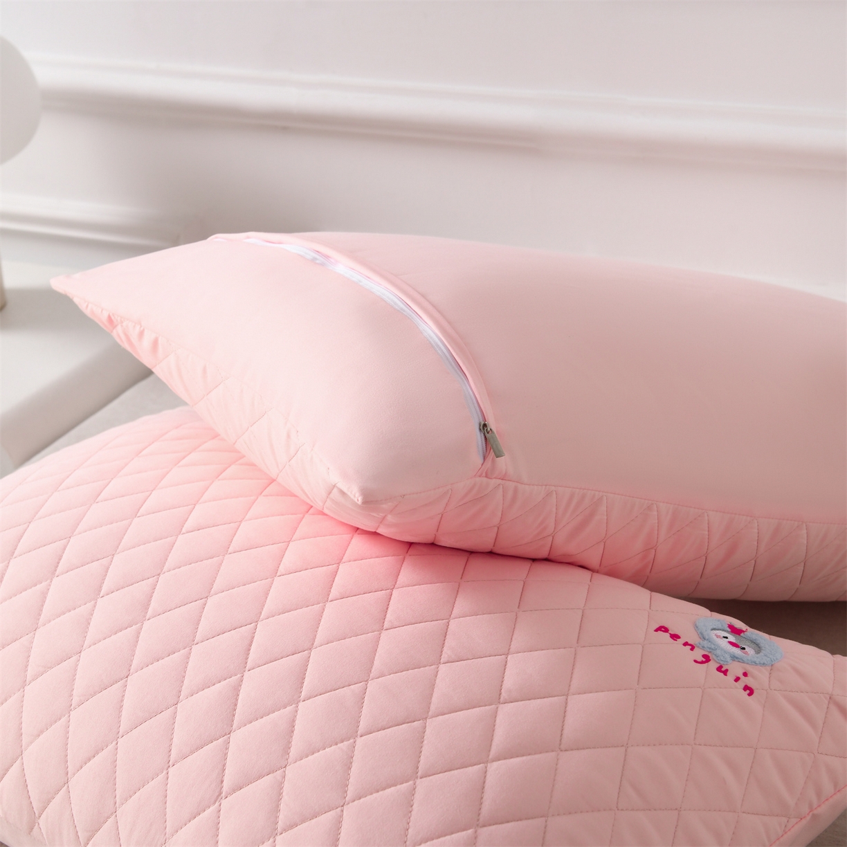 91家纺网 家纺一手货源 找家纺 小猫派 2025新款防口水防头油常规绣花枕套款 粉色企鹅