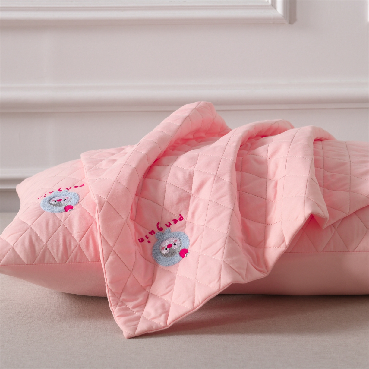 91家纺网 家纺一手货源 找家纺 小猫派 2025新款防口水防头油常规绣花枕套款 粉色企鹅