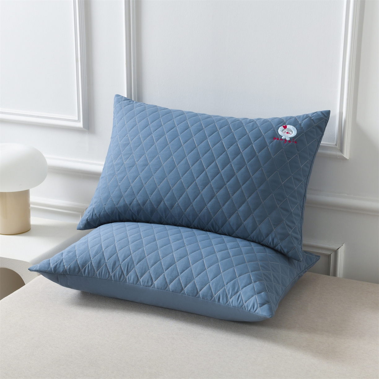 91家纺网 家纺一手货源 找家纺 小猫派 2025新款防口水防头油常规绣花枕套款 蓝色企鹅