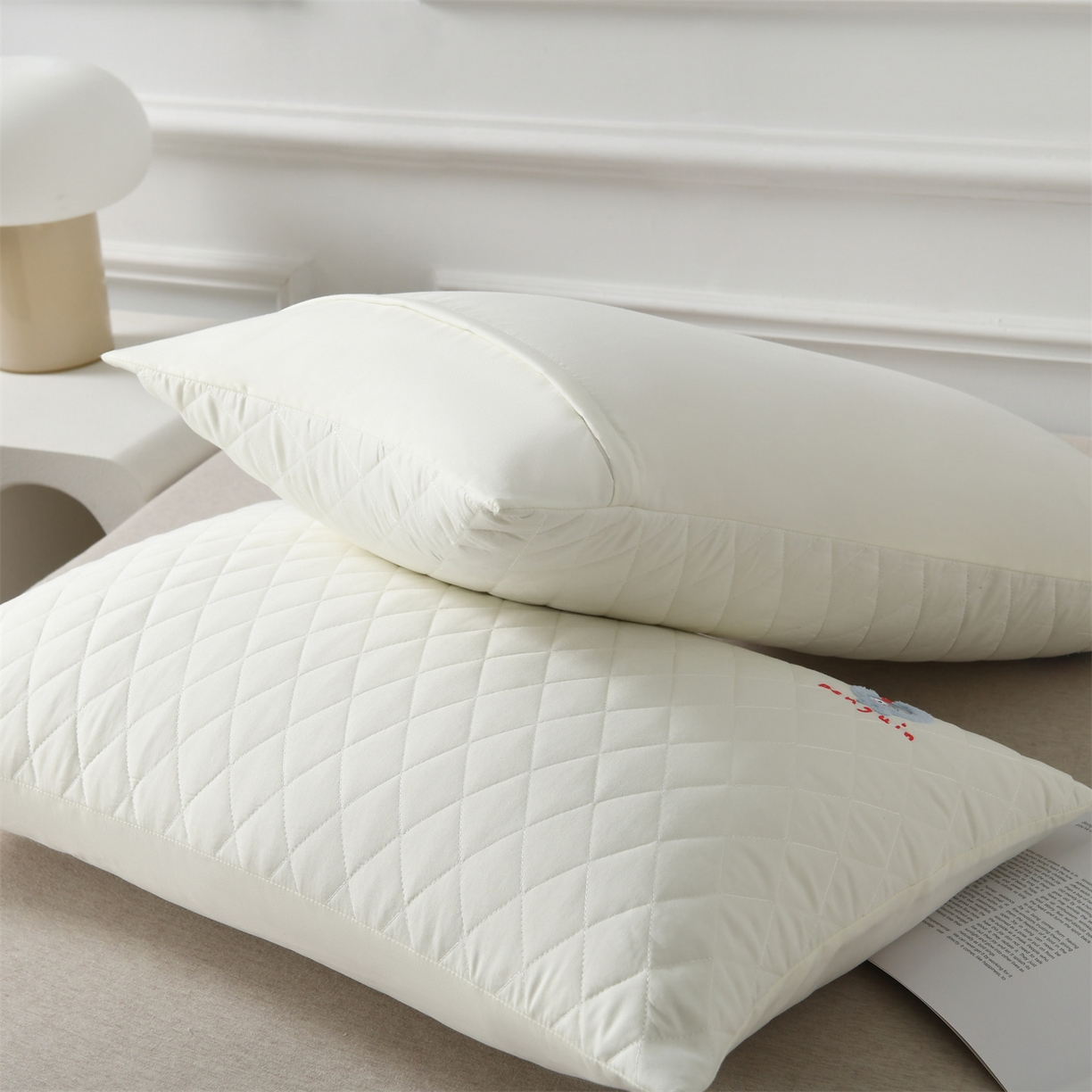 91家纺网 家纺一手货源 找家纺 小猫派 2025新款防口水防头油常规绣花枕套款 米白企鹅