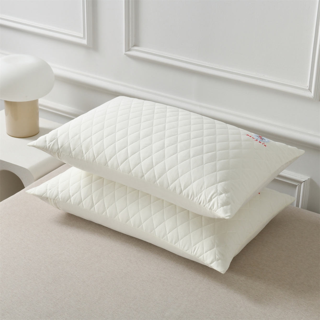 91家纺网 家纺一手货源 找家纺 小猫派 2025新款防口水防头油常规绣花枕套款 米白企鹅