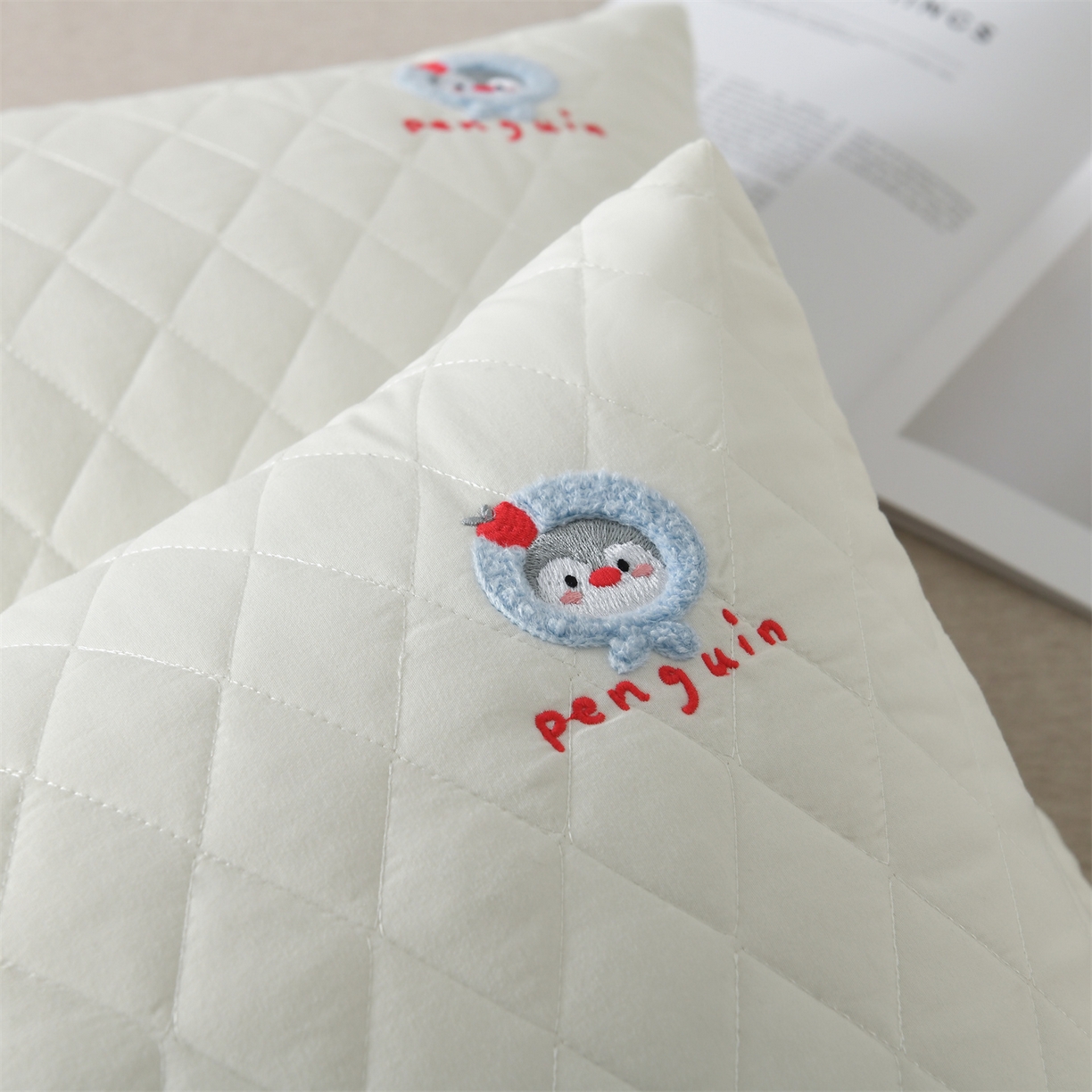 91家纺网 家纺一手货源 找家纺 小猫派 2025新款防口水防头油常规绣花枕套款 米白企鹅